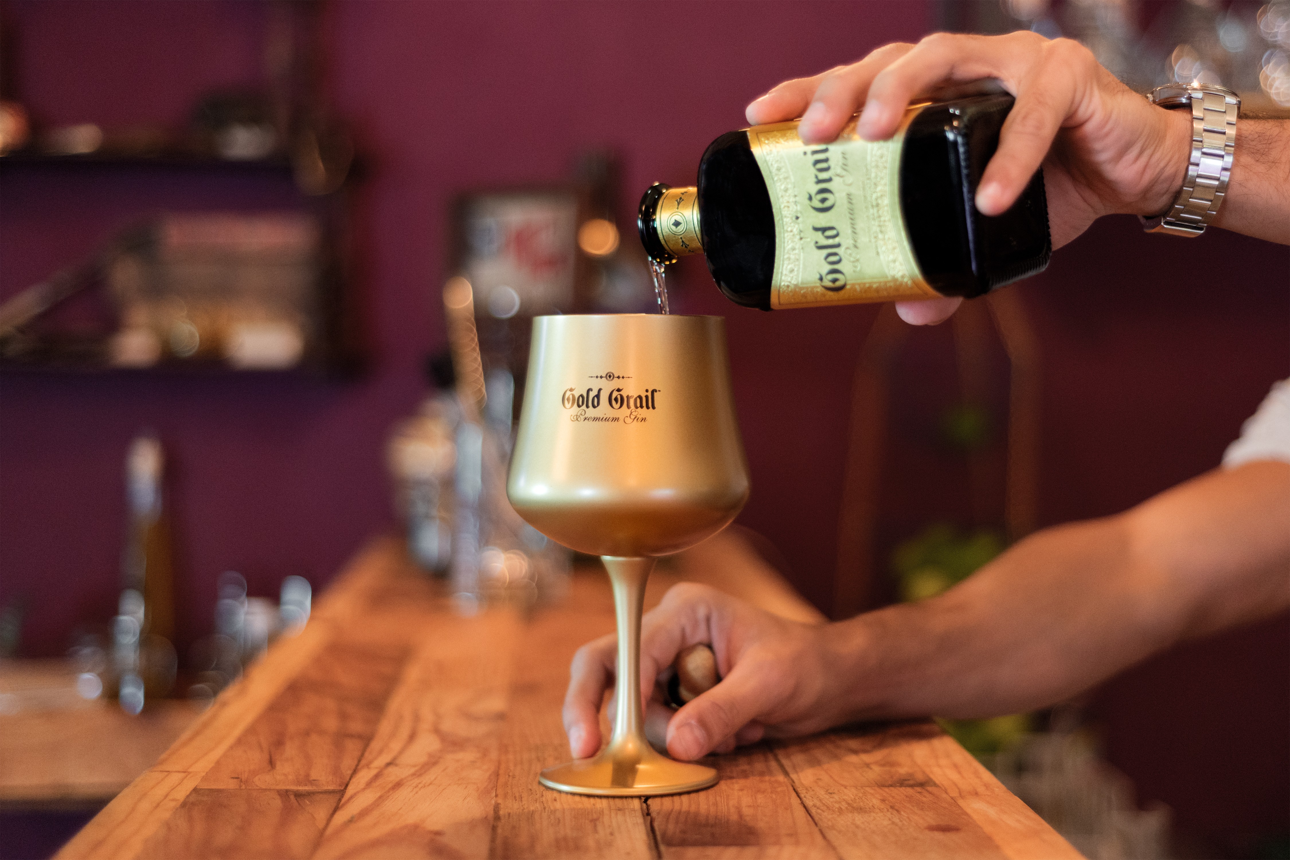 Barman servindo licor