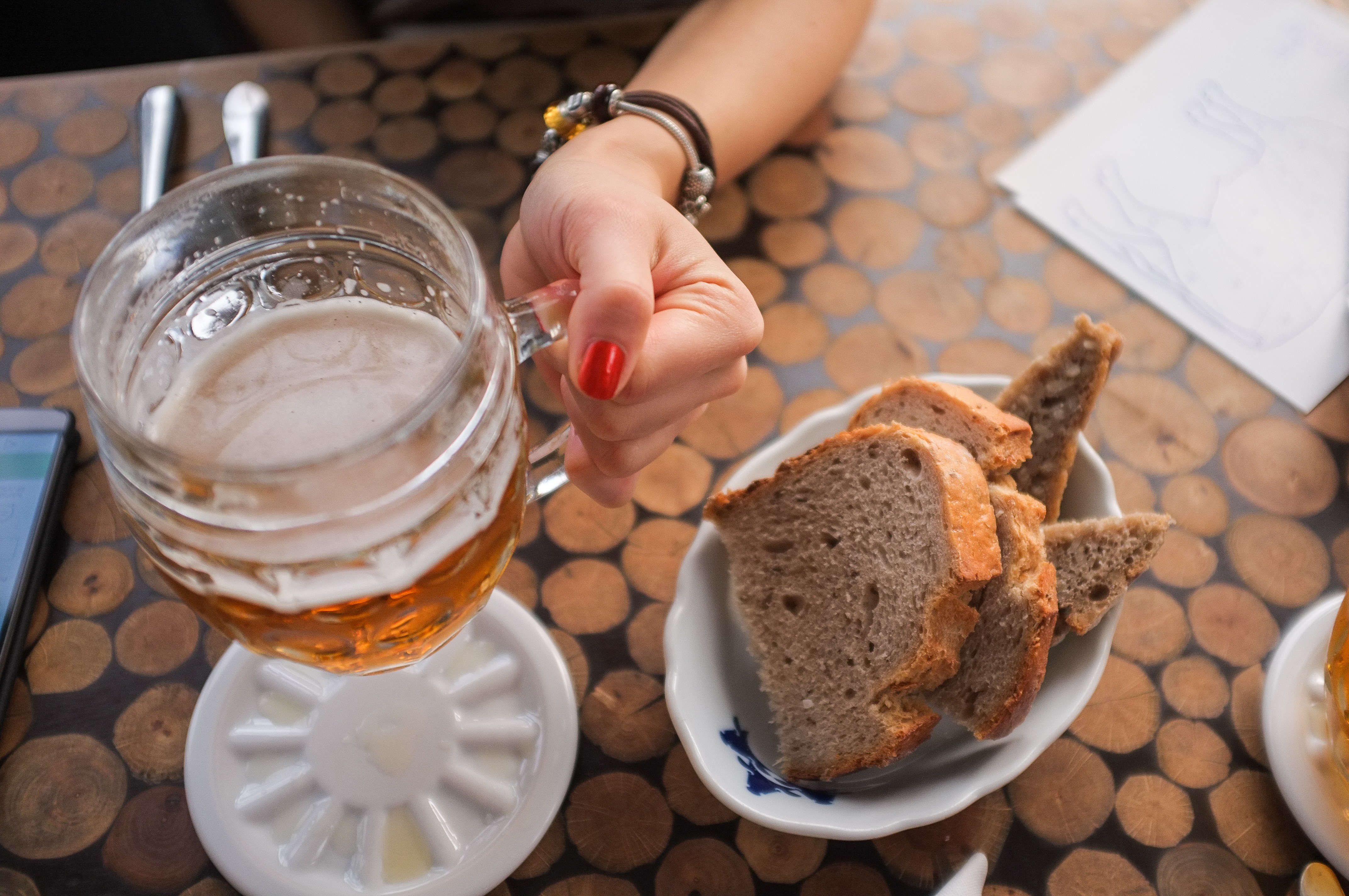 Garota bebendo uma cerveja