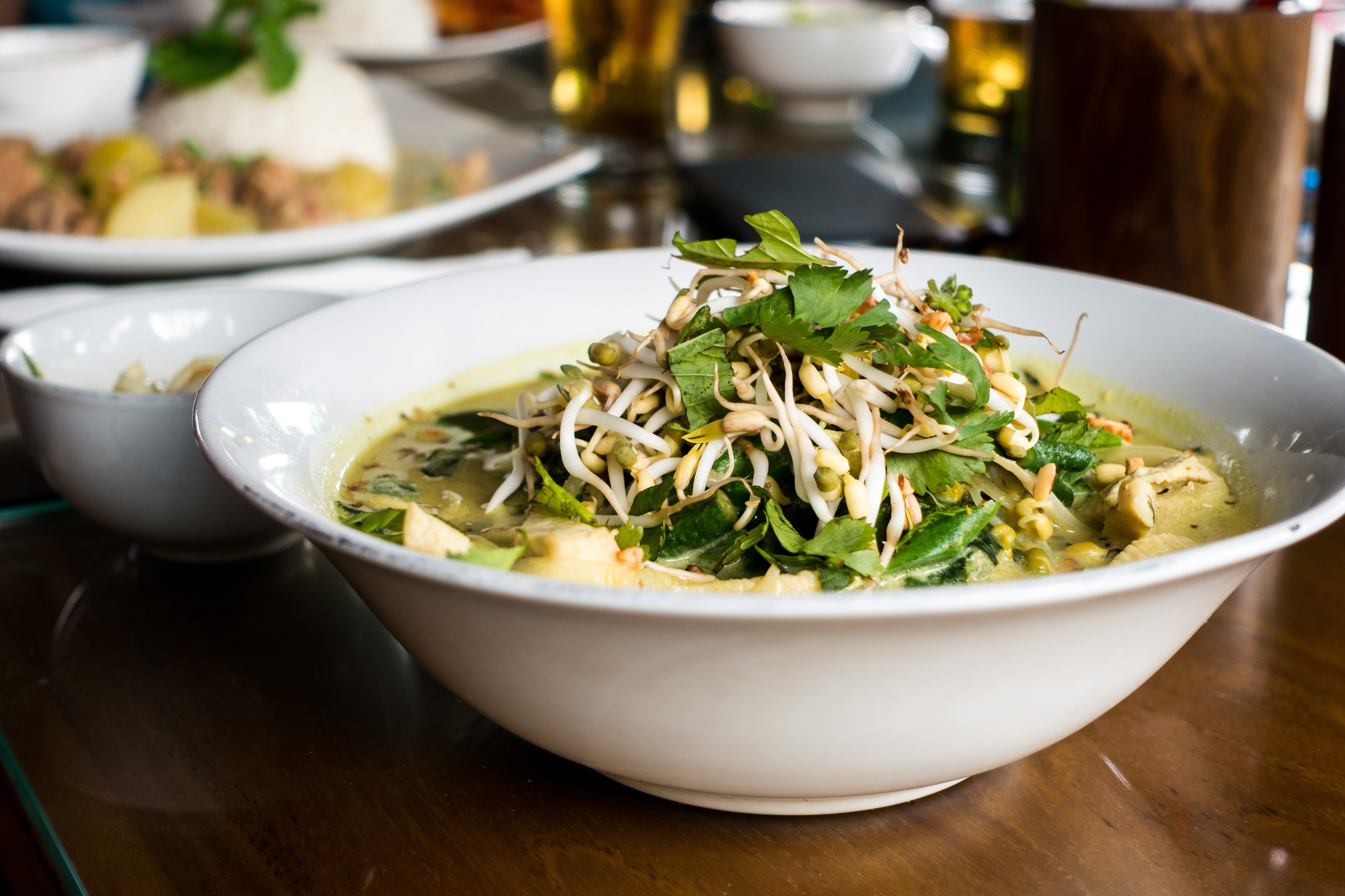 Curry verde con brotes de soja