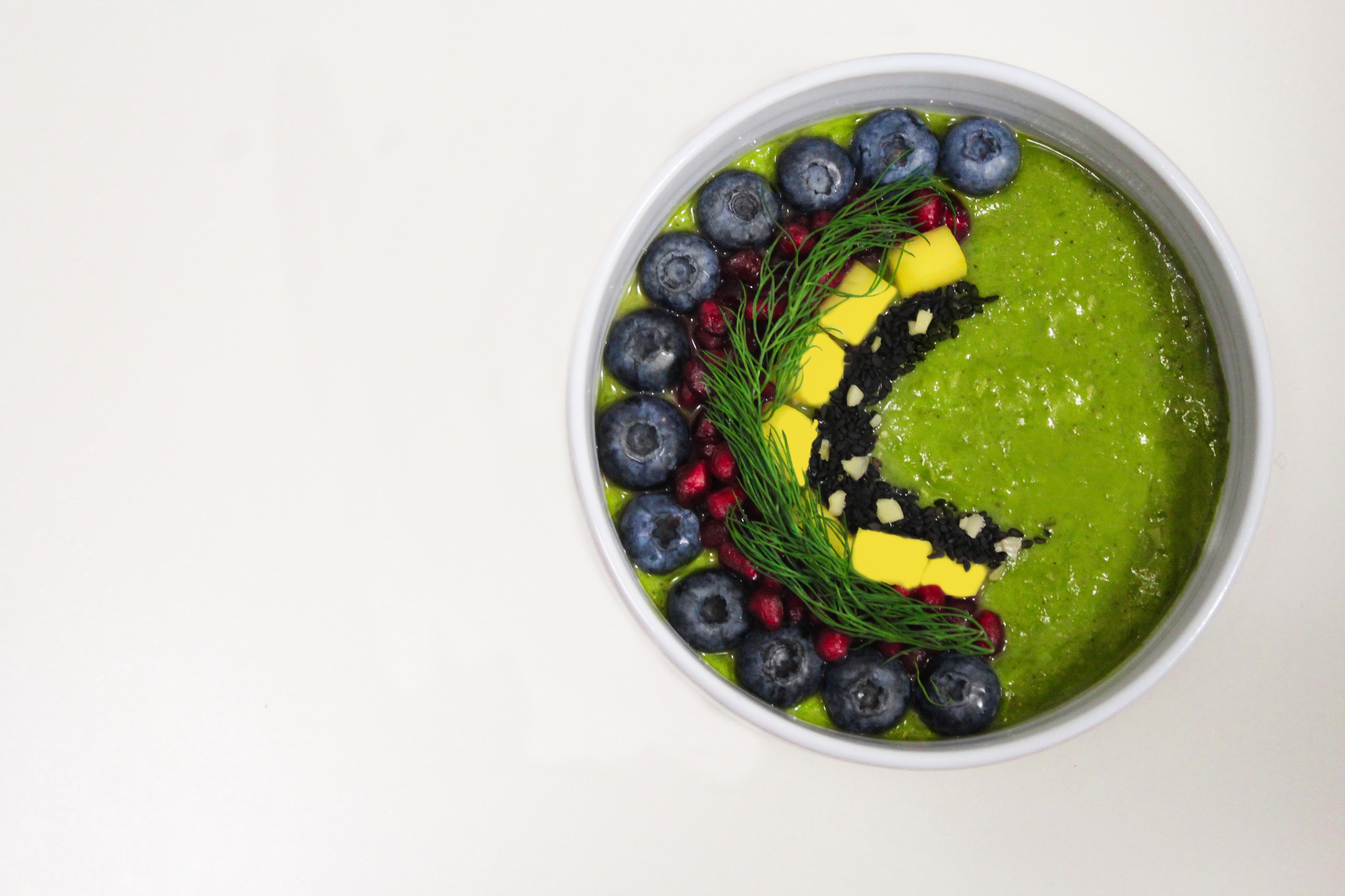 Smoothie verde com mirtilos