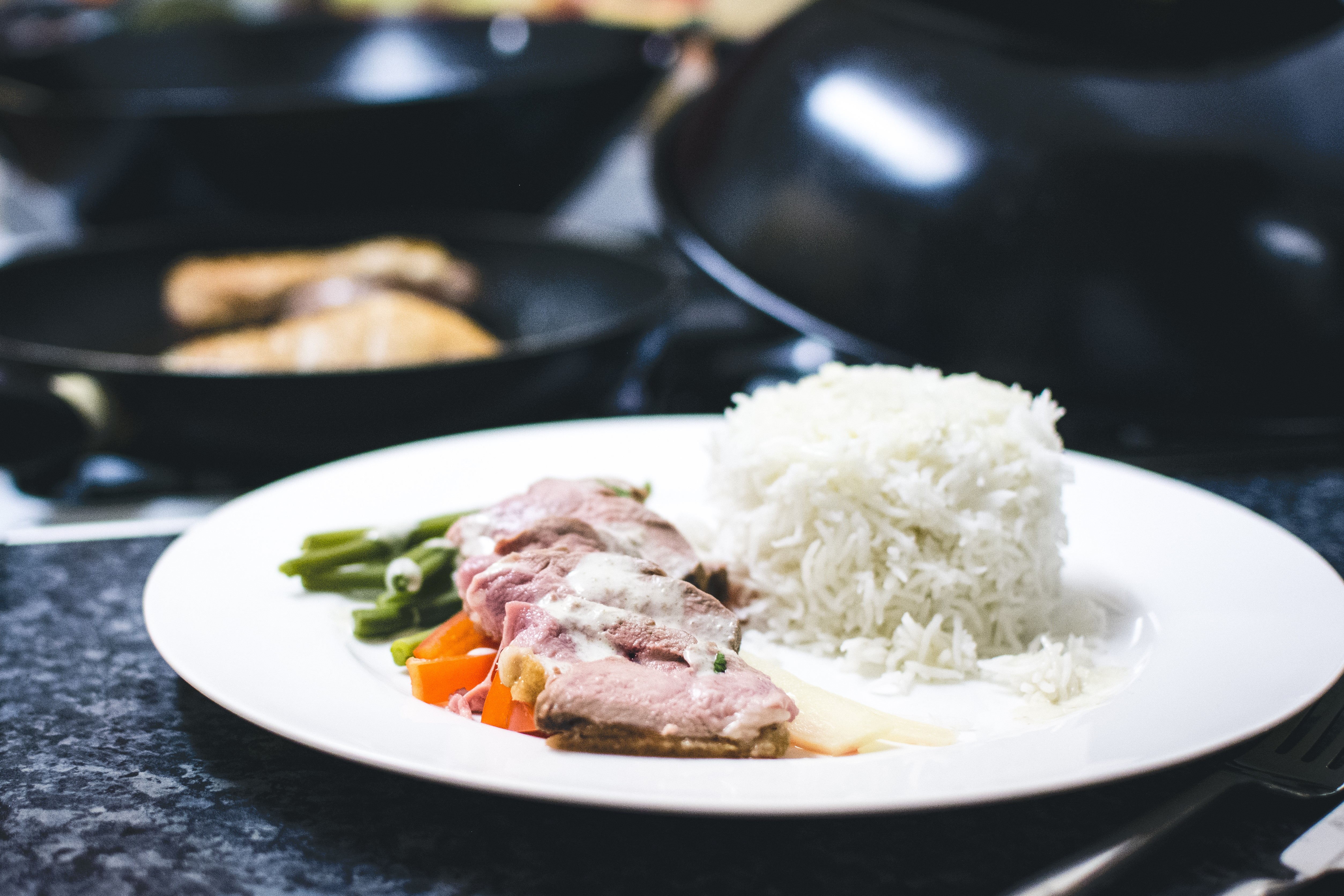 中等辣度的绿咖喱鸭胸肉配蔬菜和米饭