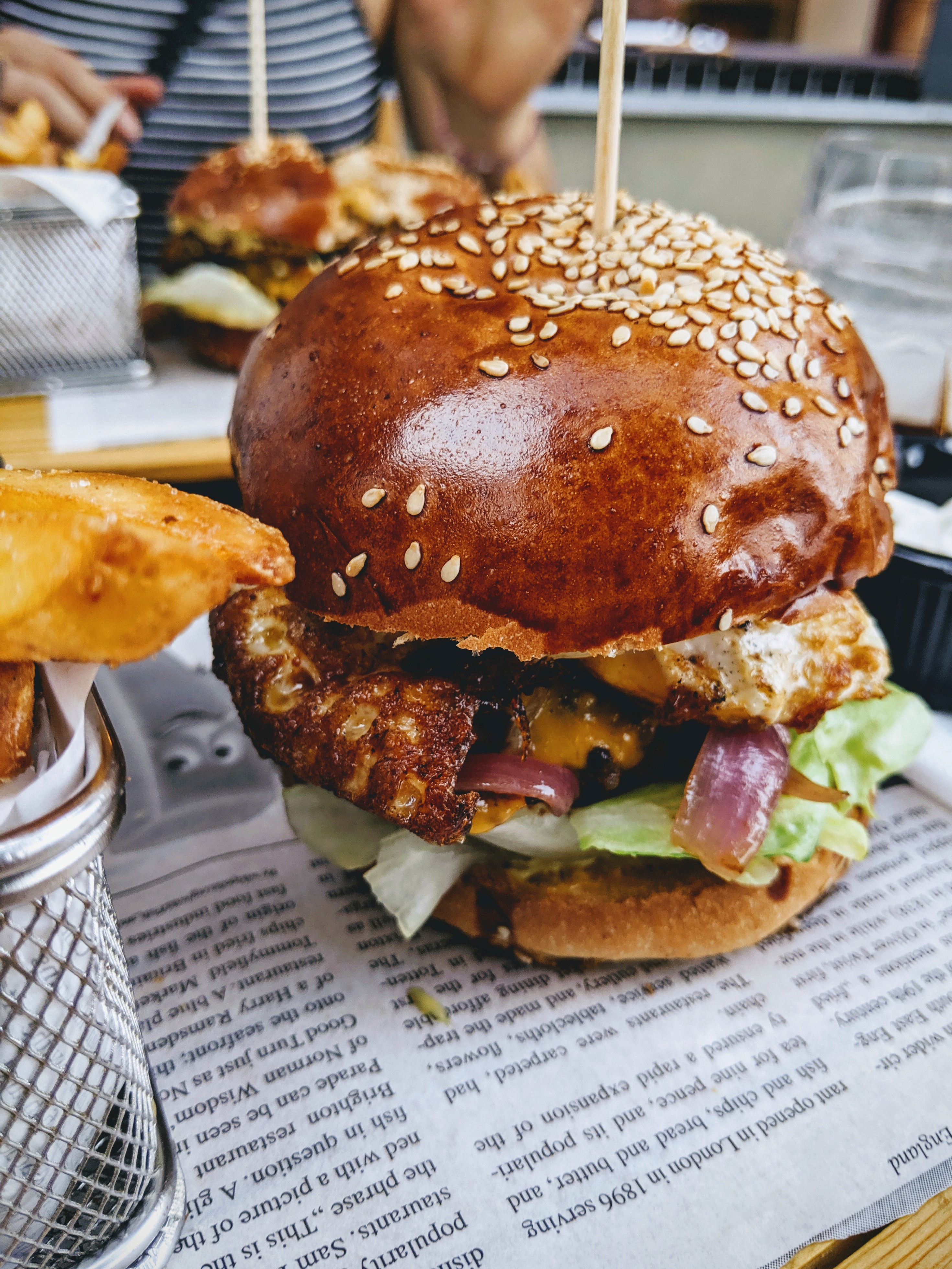 Detalhe do hambúrguer grelhado com cheddar e bacon