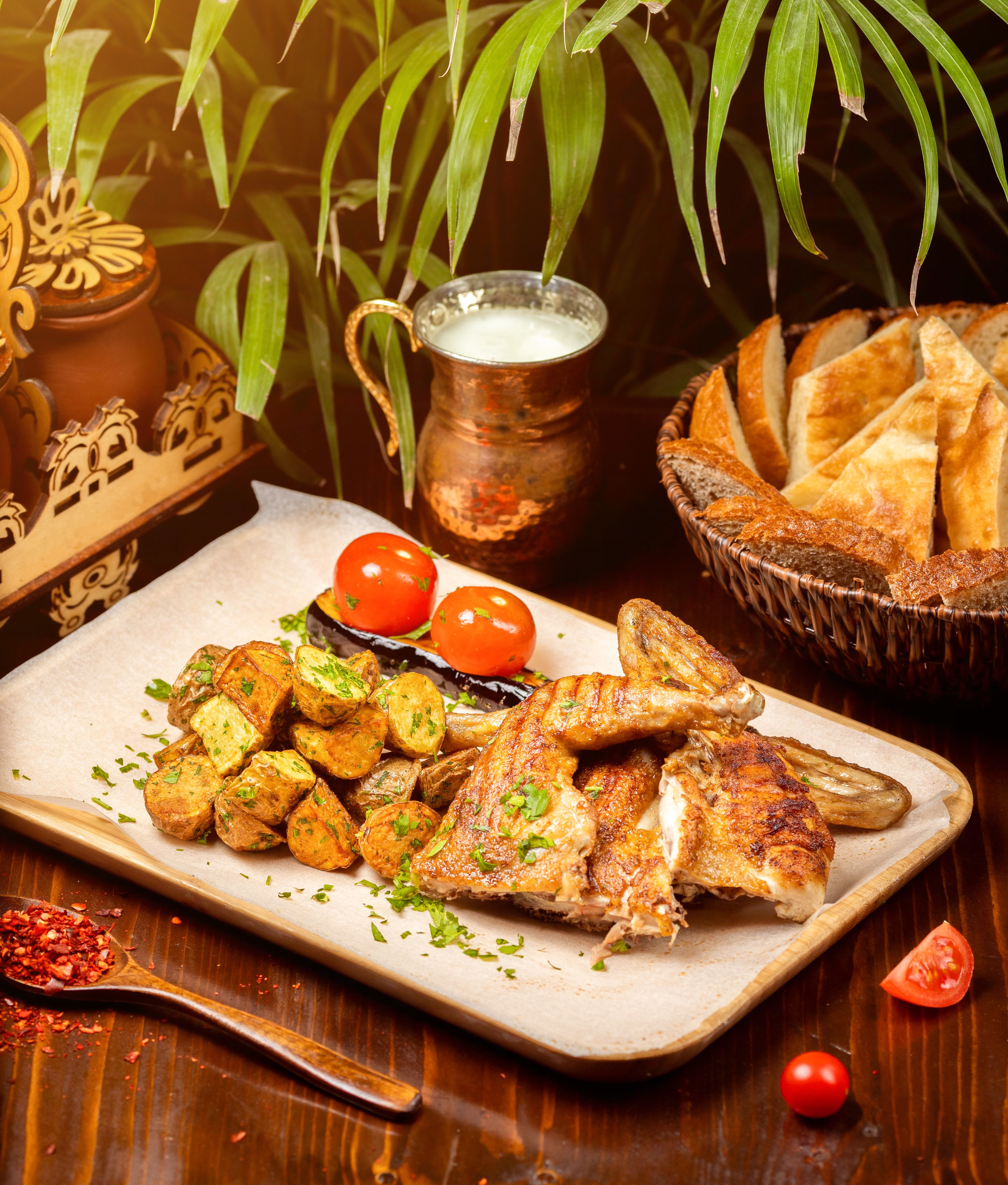 Pollo asado a la parrilla y frito en plato blanco con papas en la mesa de cocina