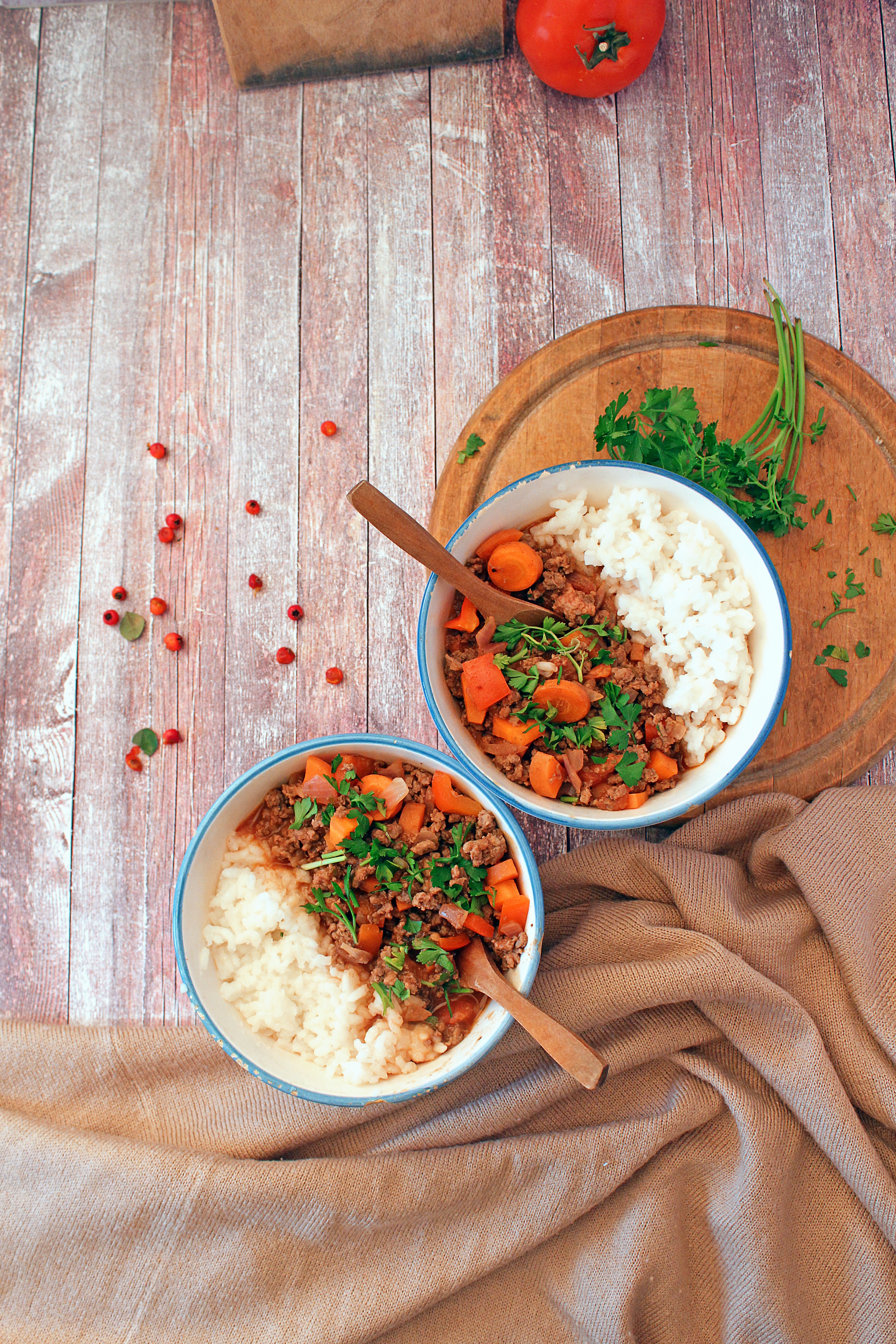 Tigela de arroz com carne moída