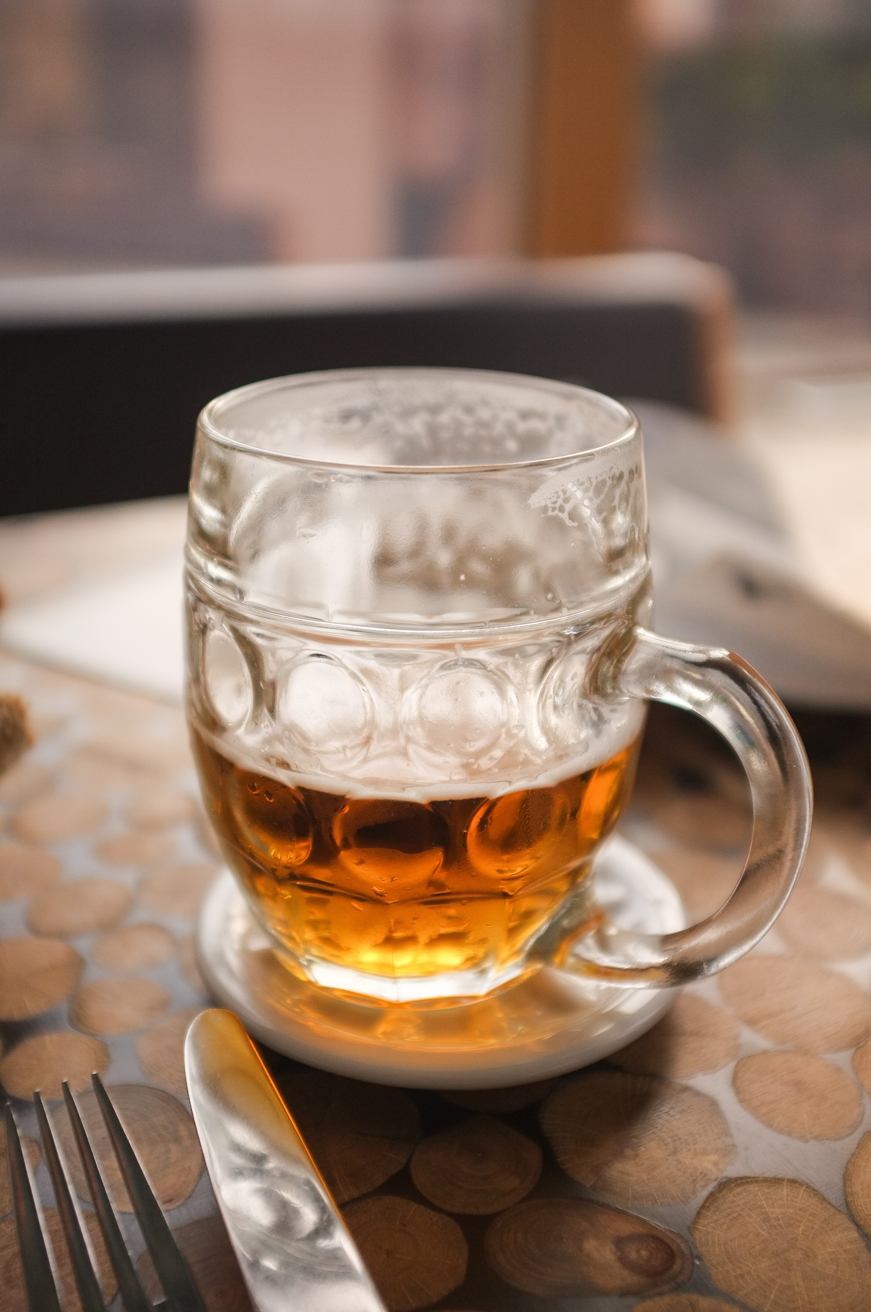 半满的啤酒杯