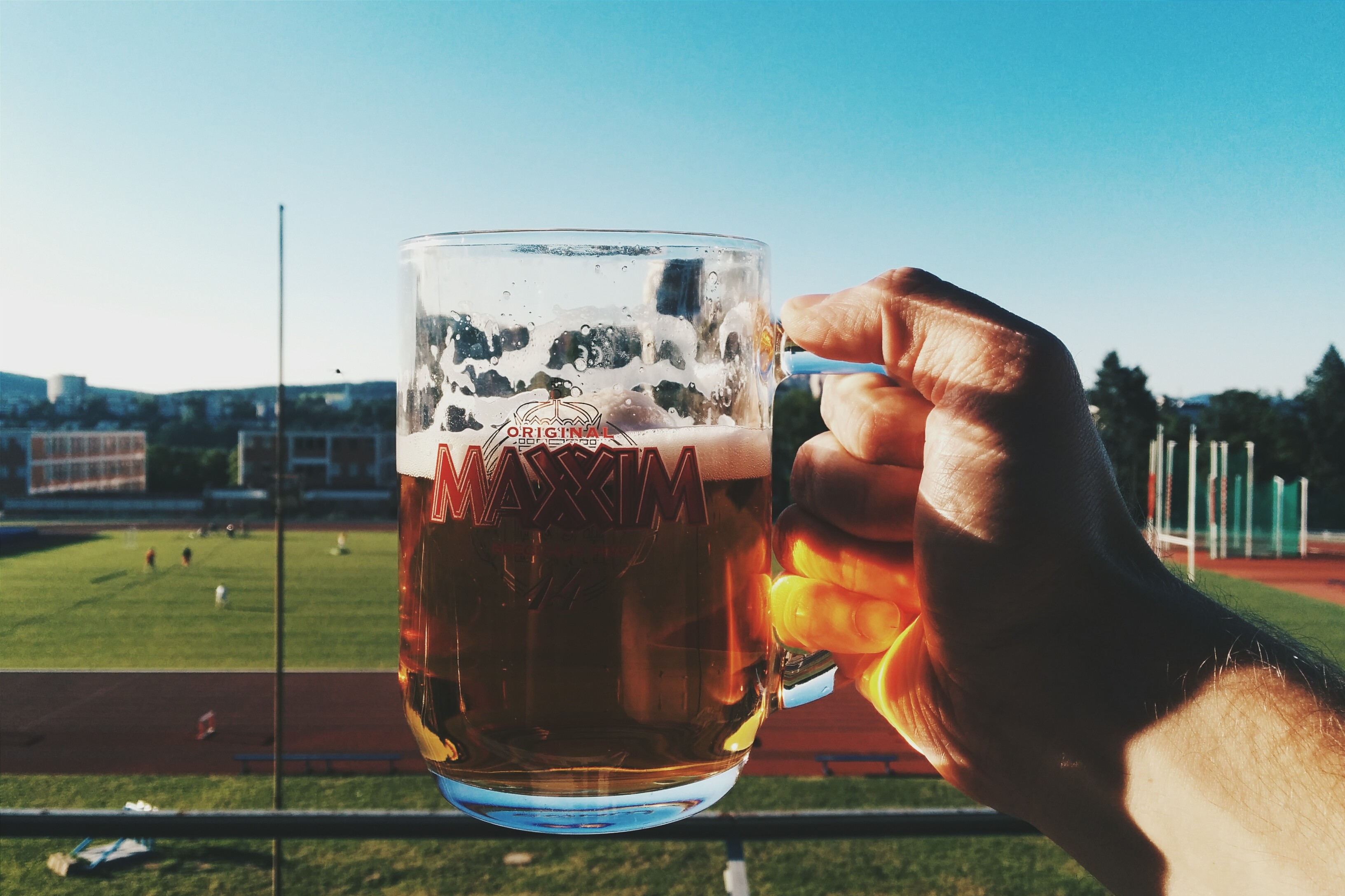 Tomando uma cerveja ao ar livre