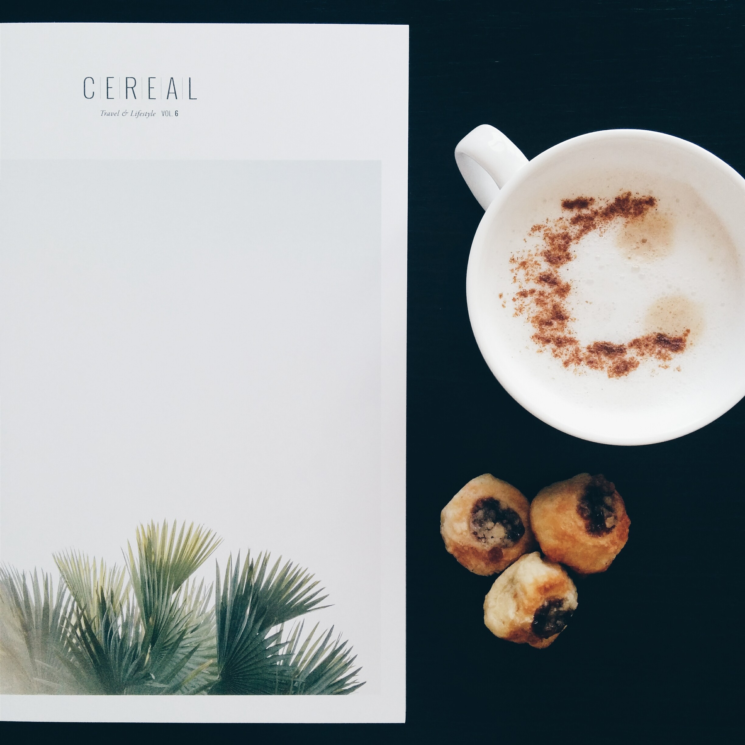 Saboreando um cappuccino enquanto lê uma revista
