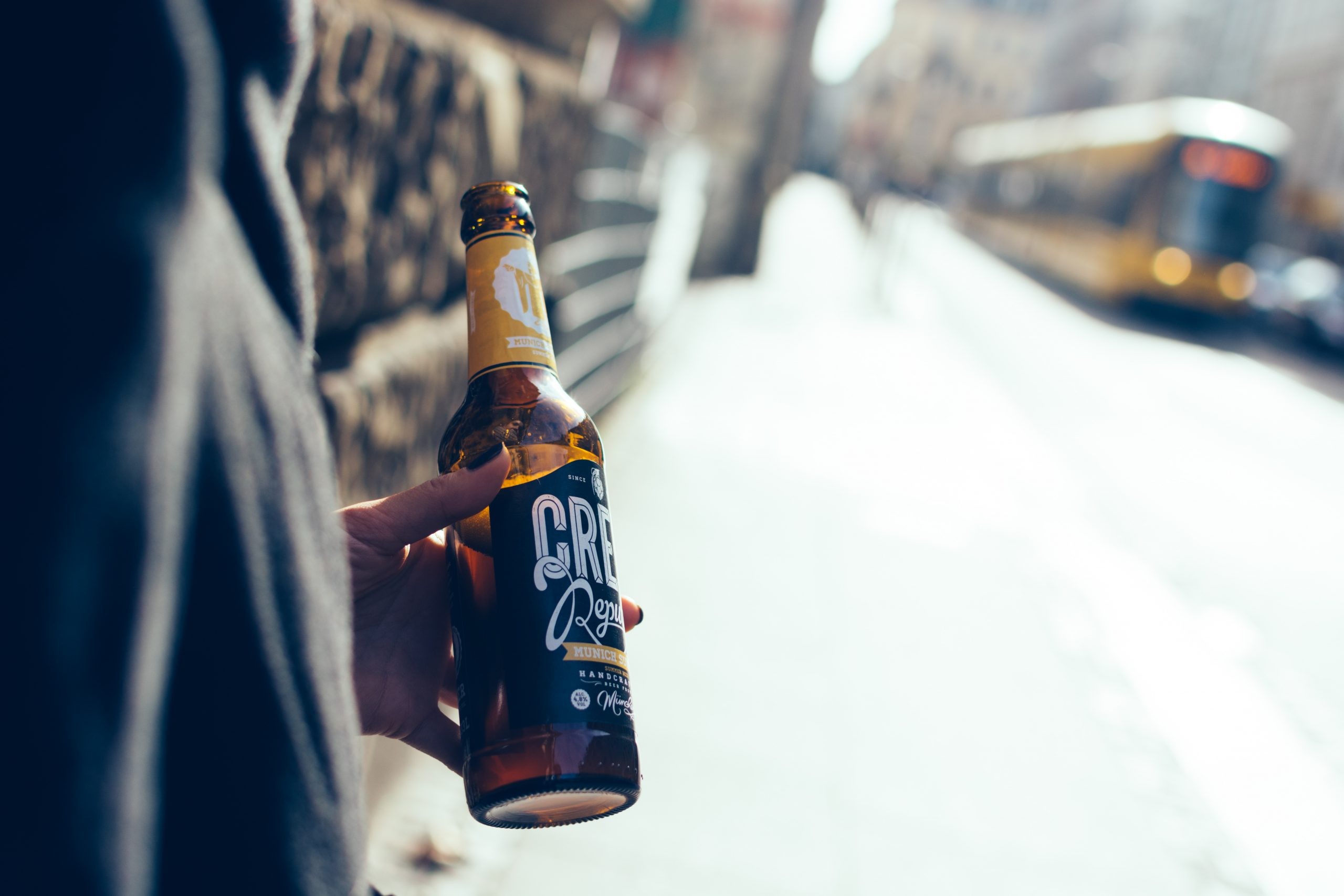 Garrafas de cerveja nas mãos de uma jovem