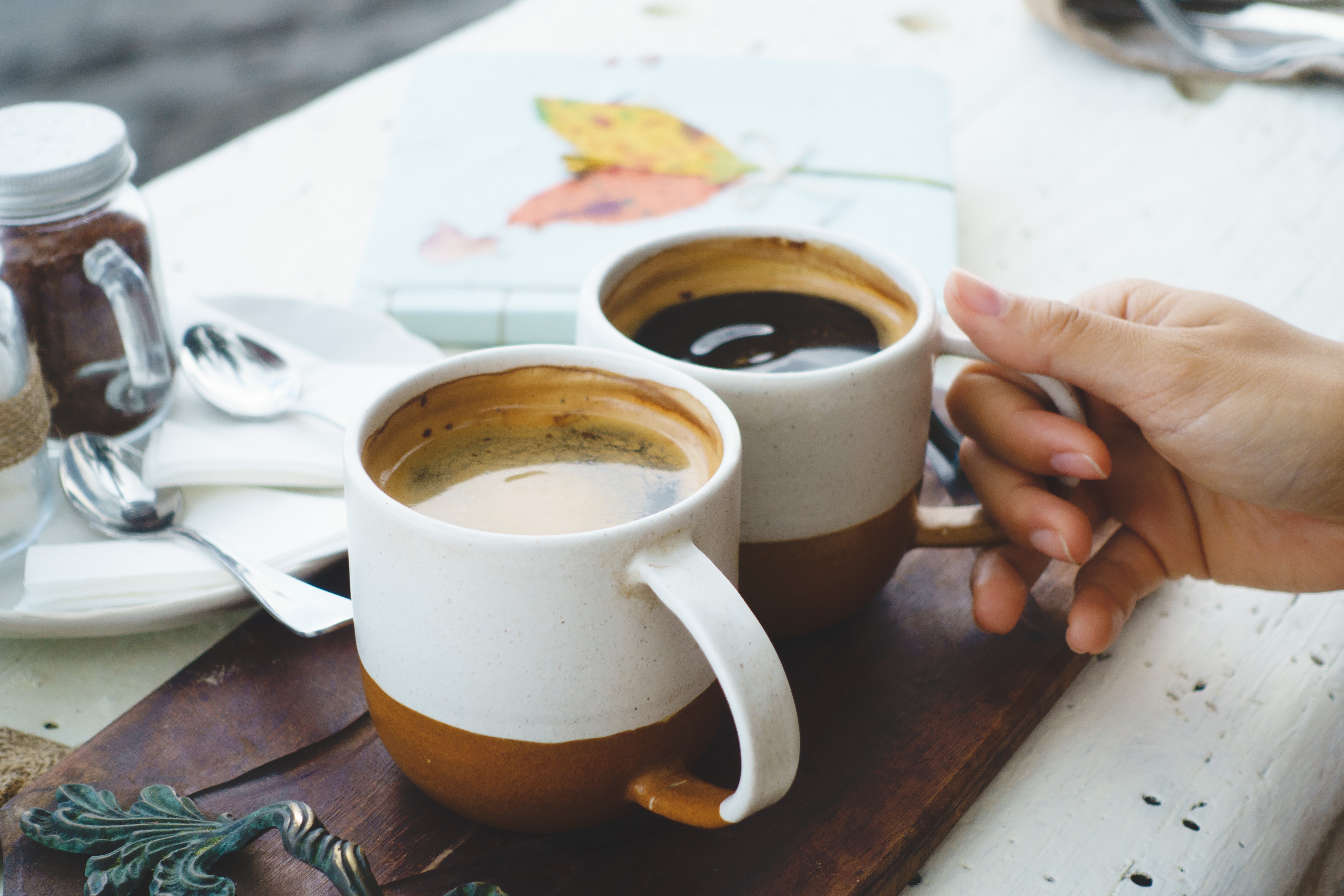 Tomando café americano escuro ao ar livre