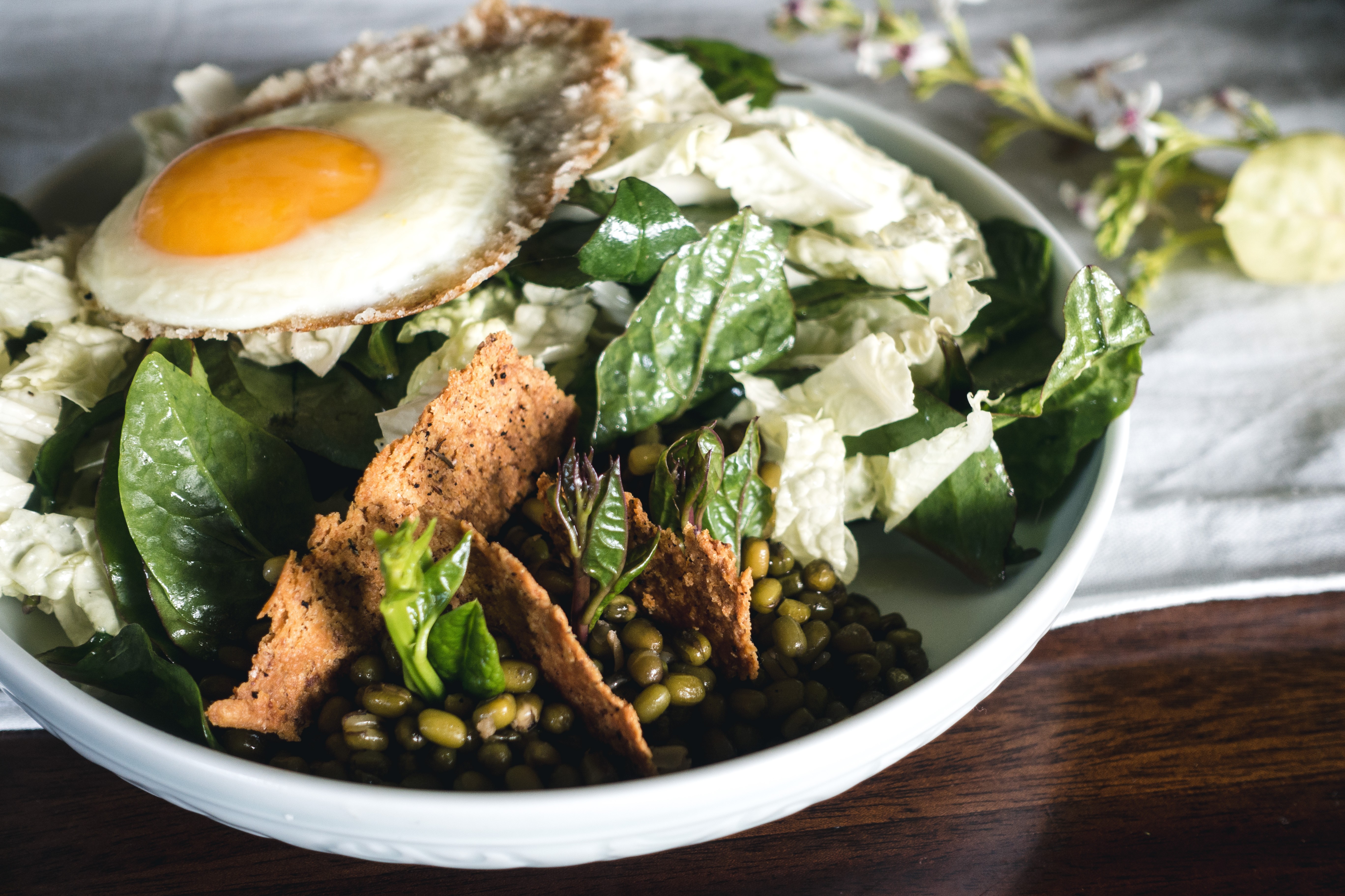 Salada vegetariana saudável com ovo