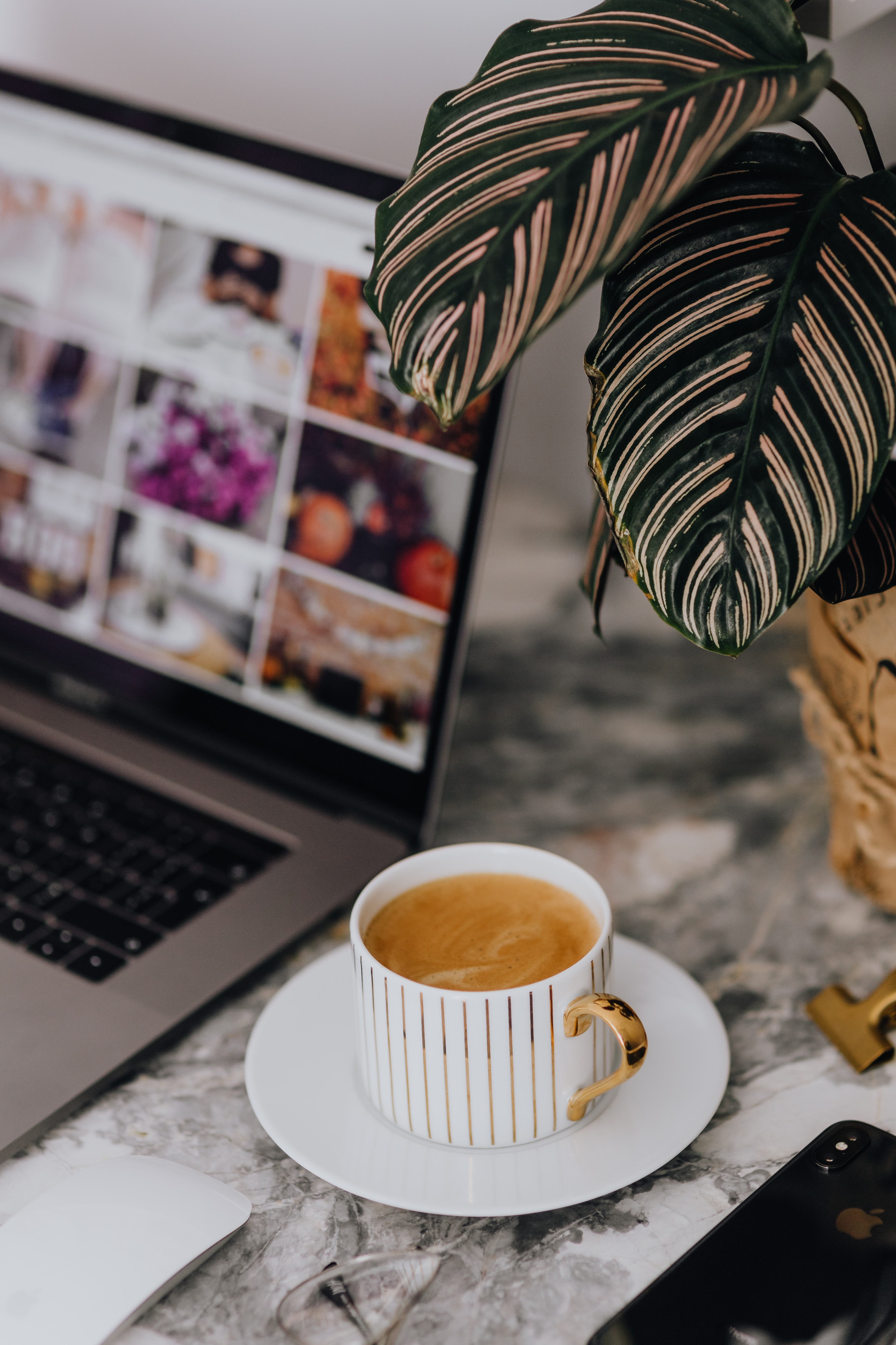 Estação de home office com uma xícara de café