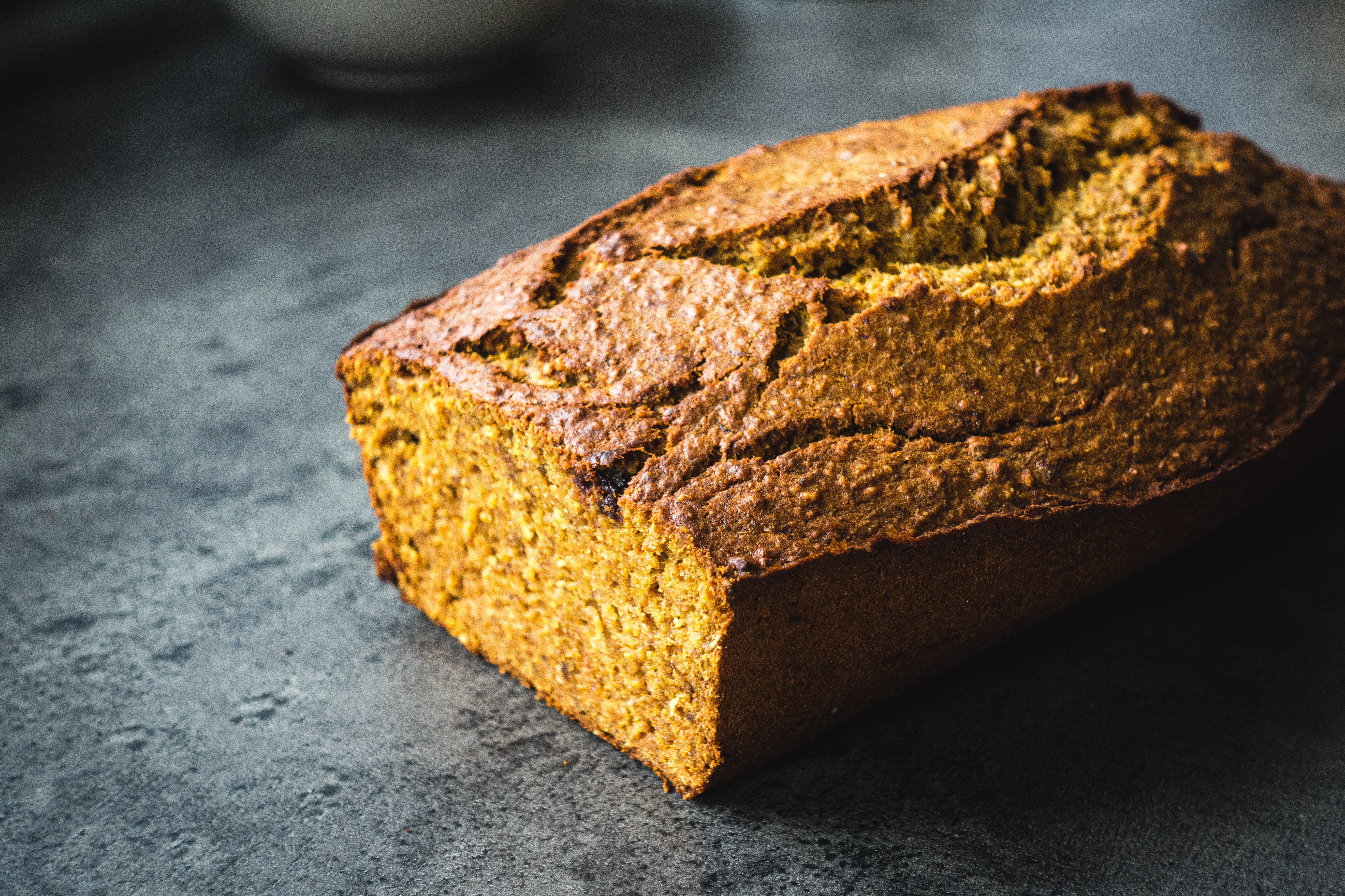 Pan de plátano con cúrcuma horneado en casa