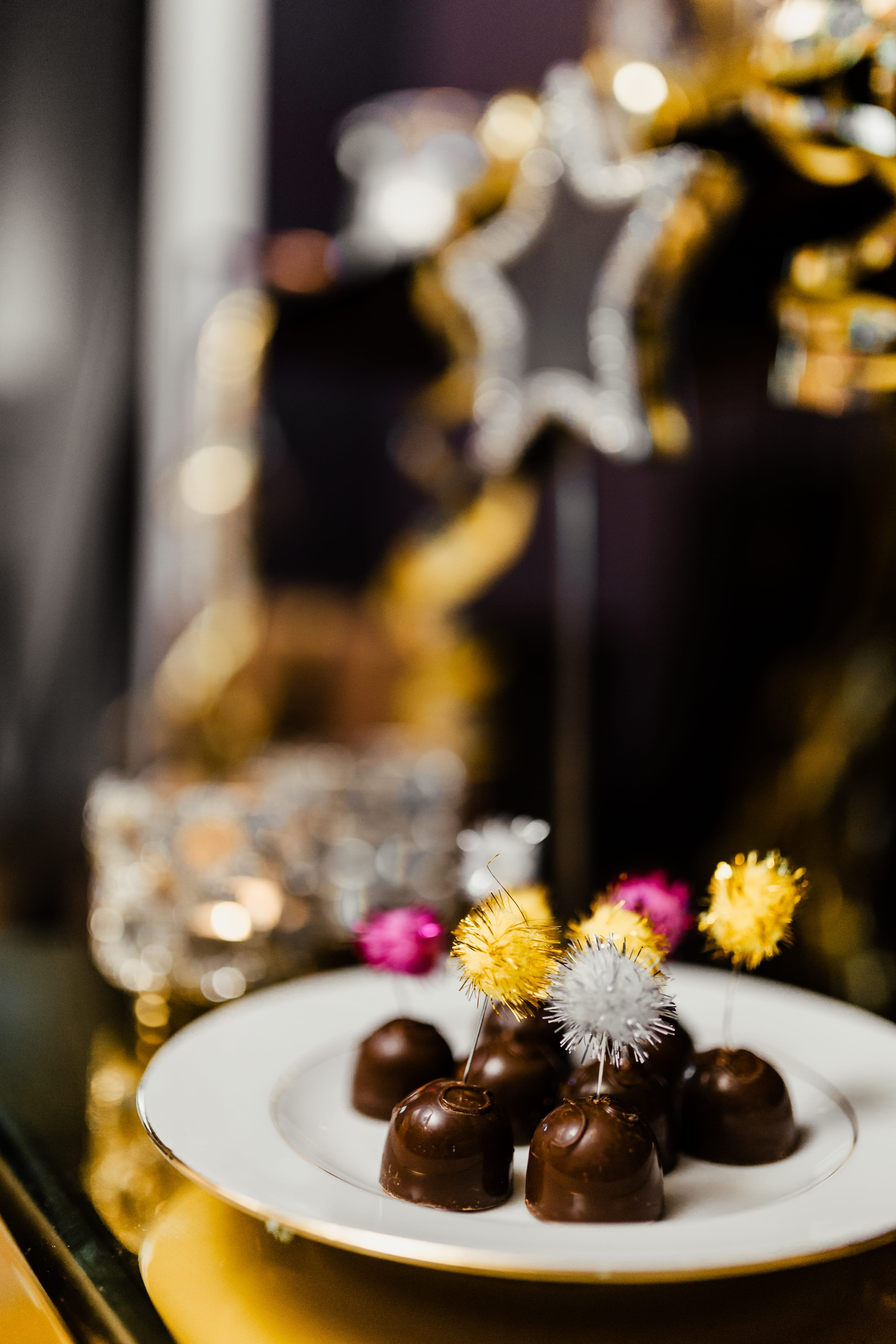 Pralinés de chocolate caseros en la víspera de Año Nuevo