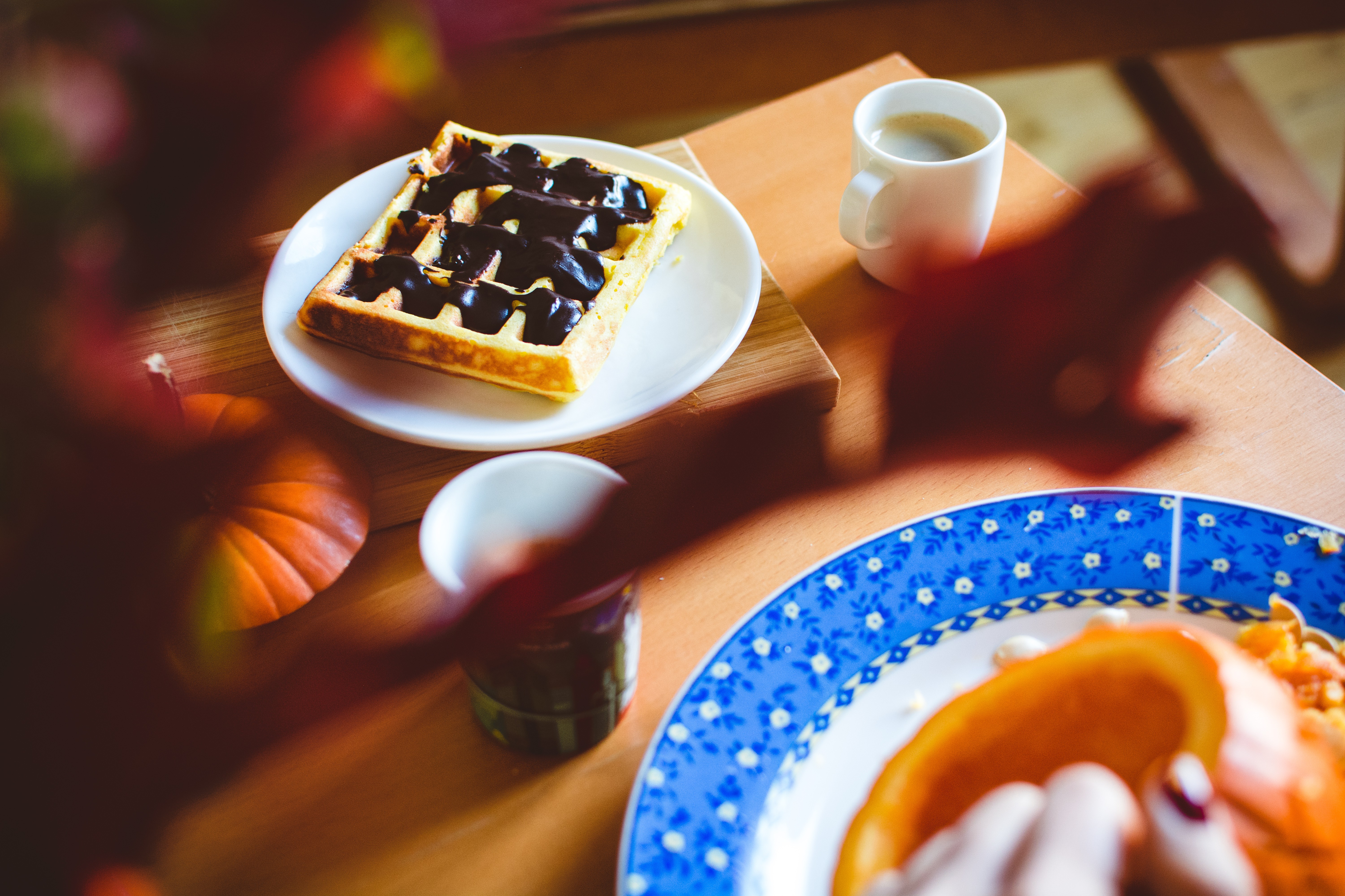 自家製かぼちゃワッフルとダークチョコレートトッピング