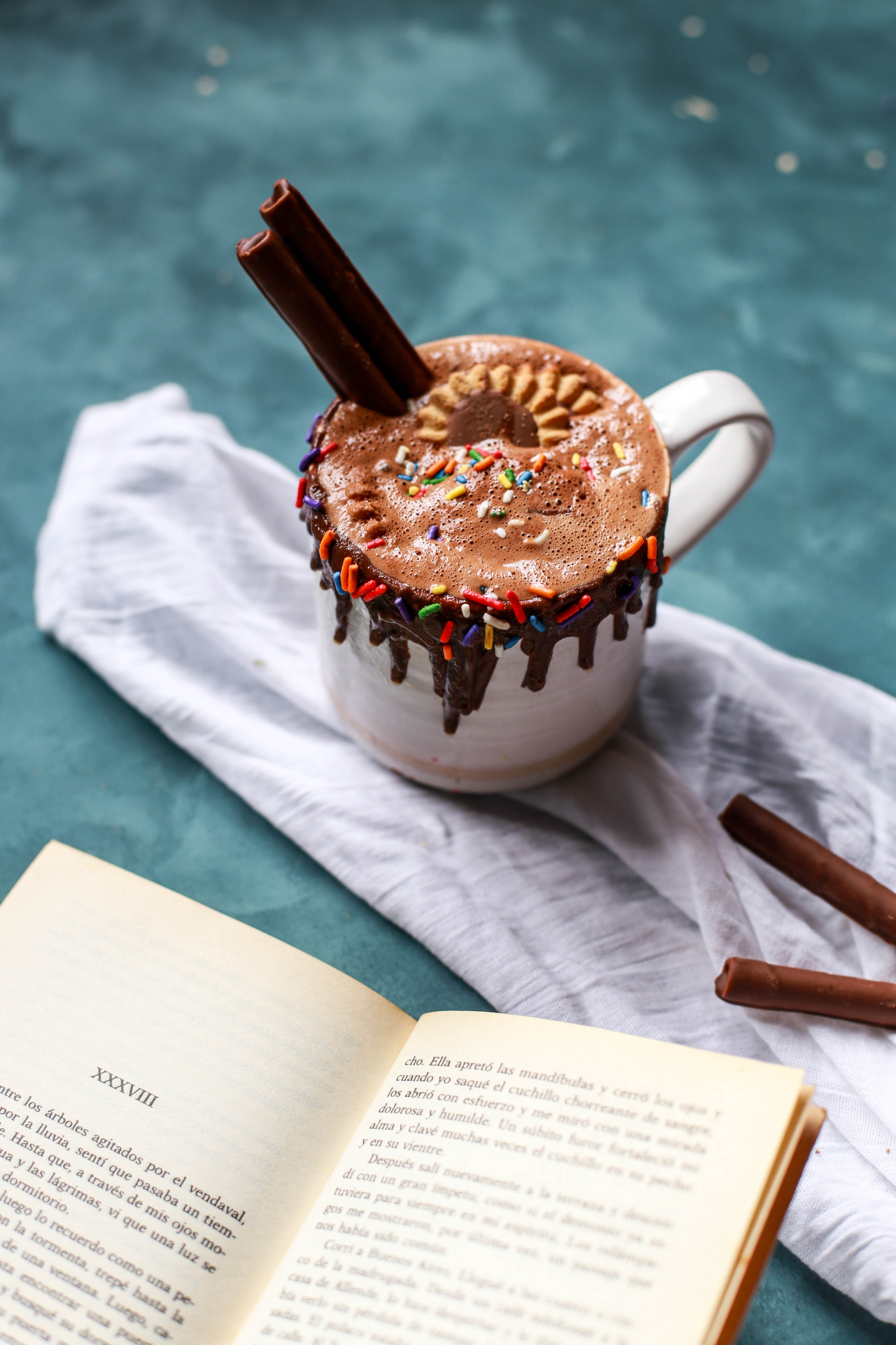 Taza de chocolate caliente con canela