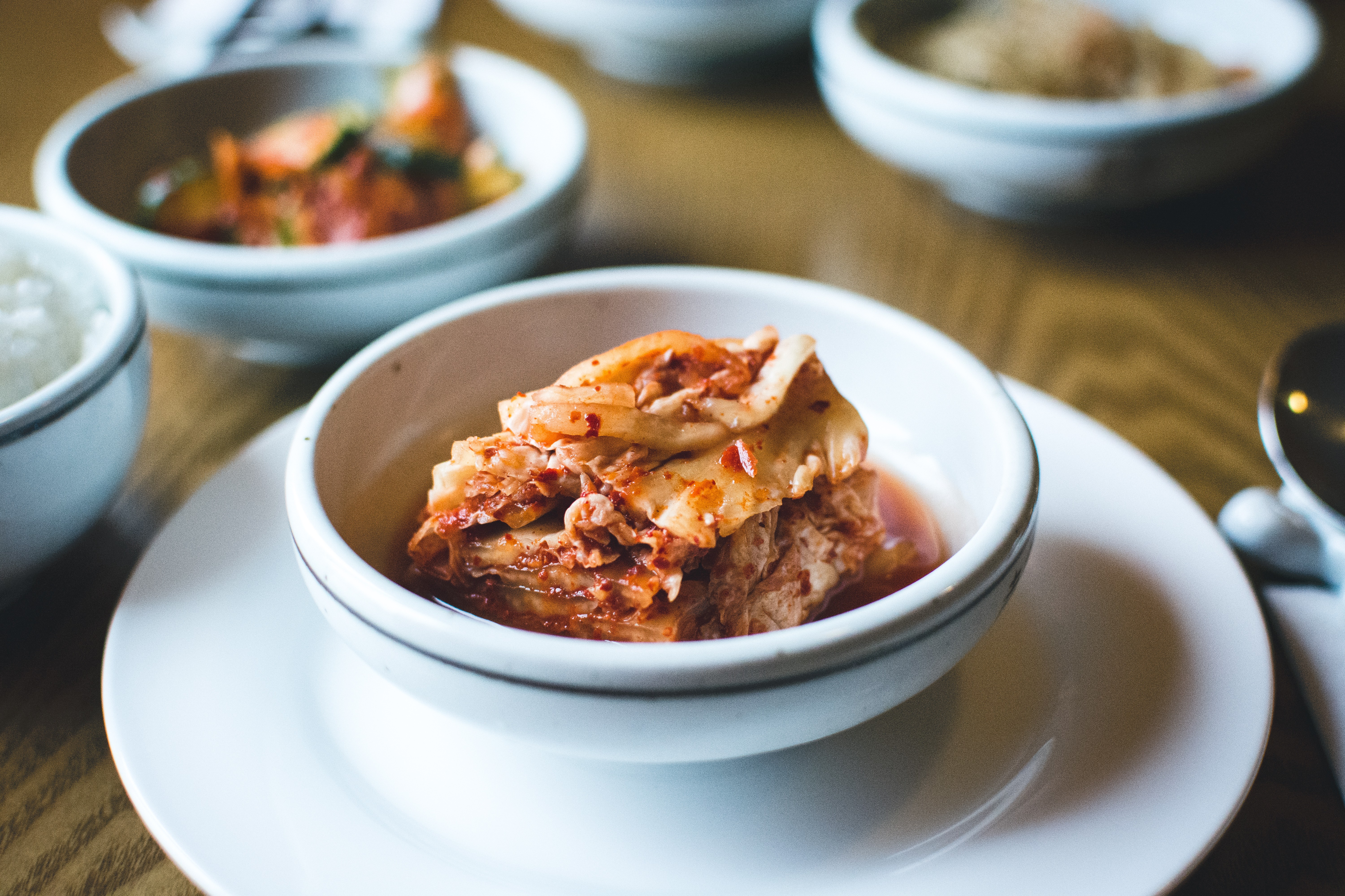 Kimchi en un tazón blanco en primer plano