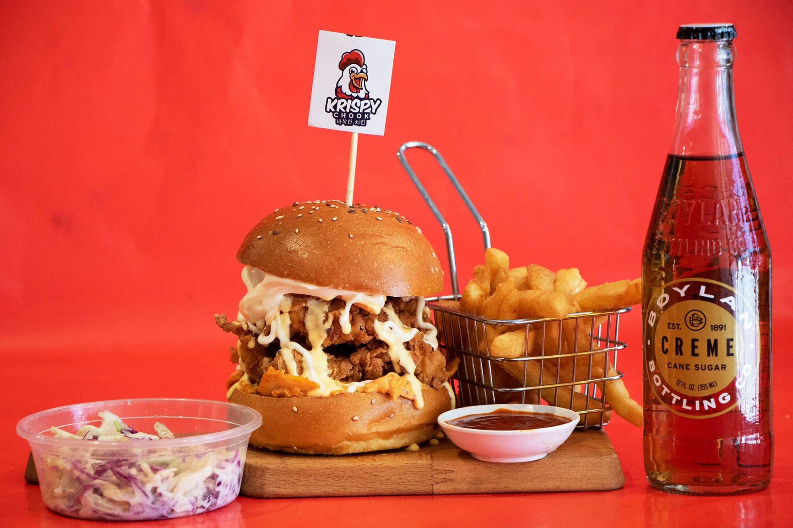 Hamburguesa de pollo frito al estilo coreano con papas fritas