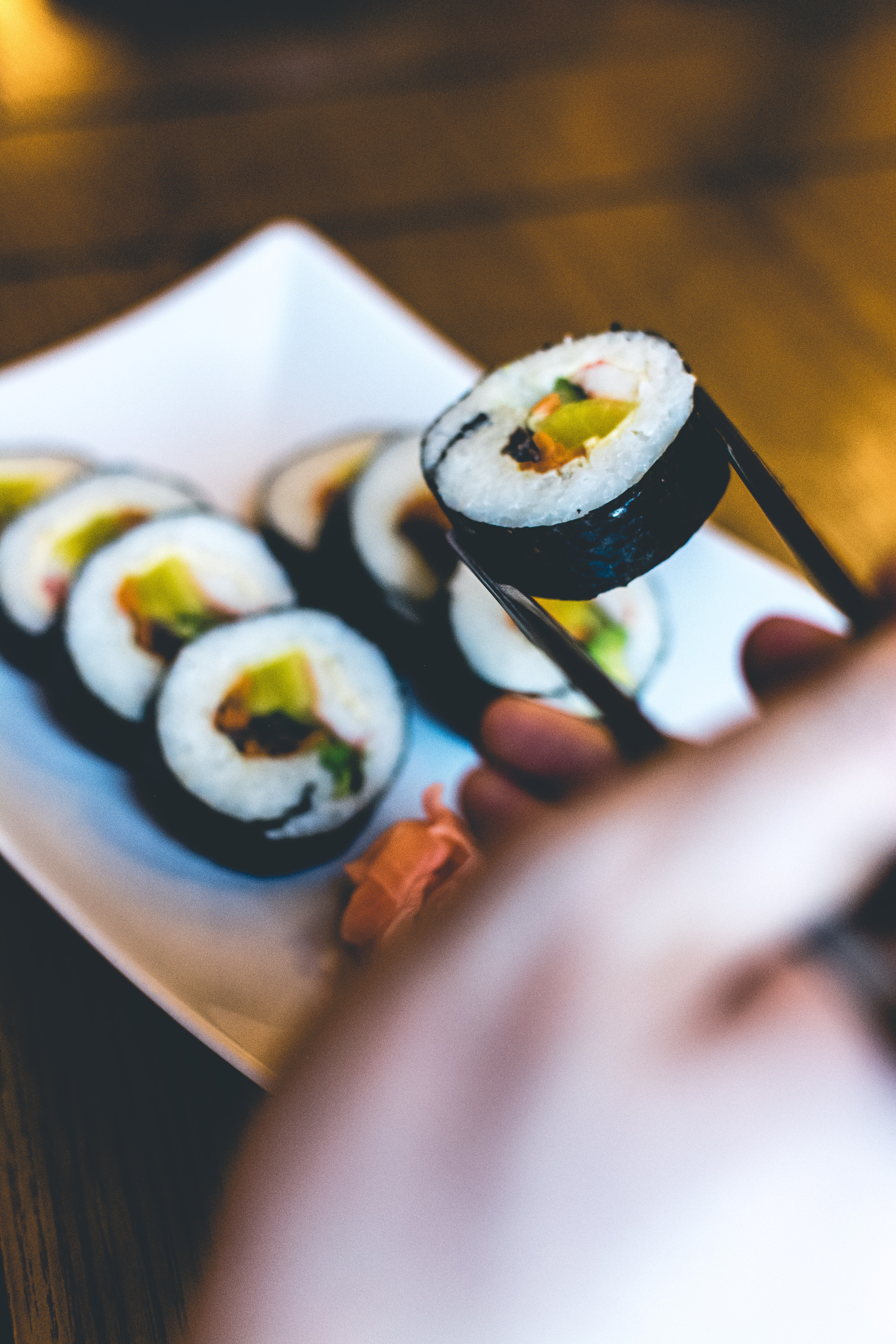 箸で伝統的な韓国のキンパを食べる男性