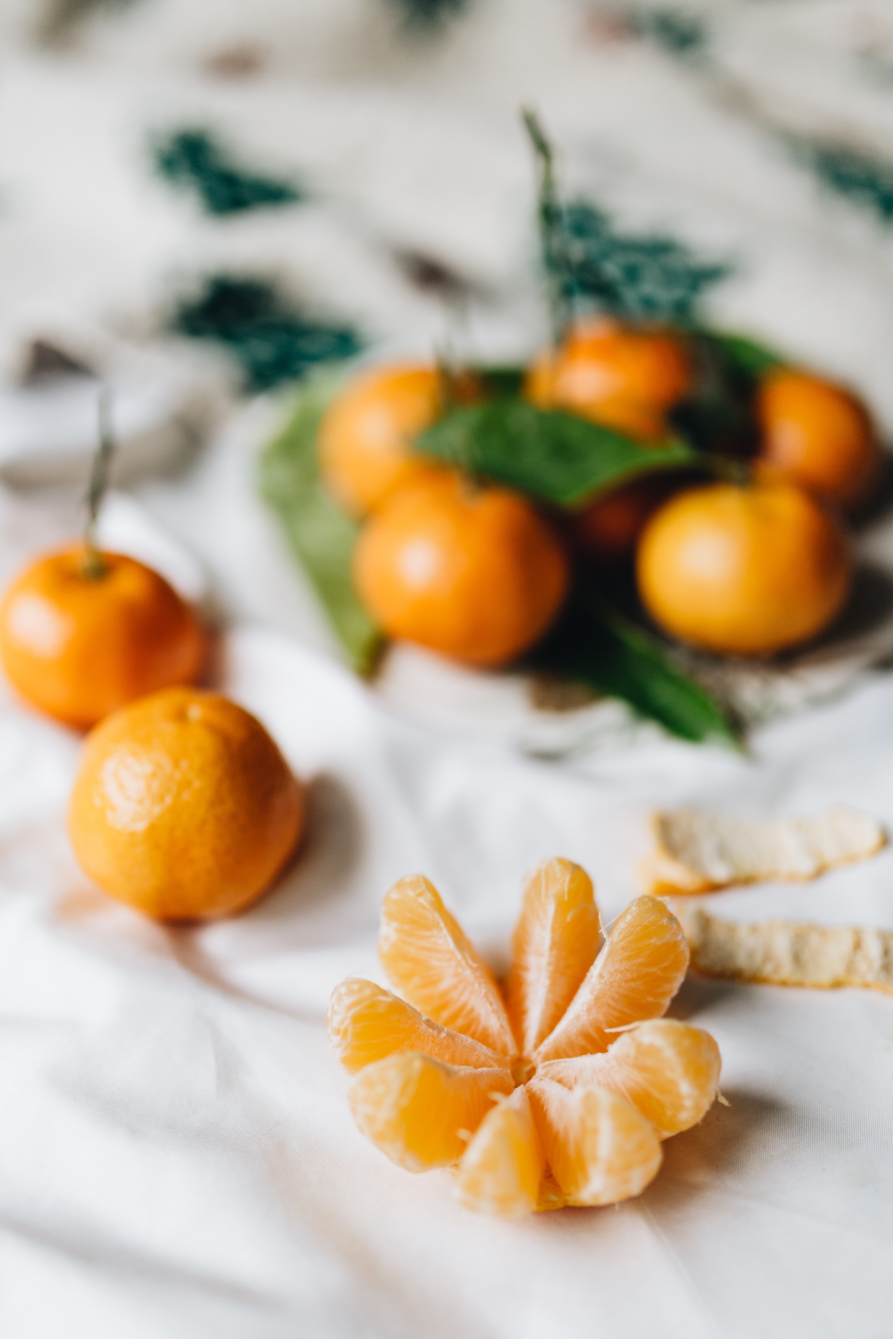 Tangerinas com folhas sobre um linho branco