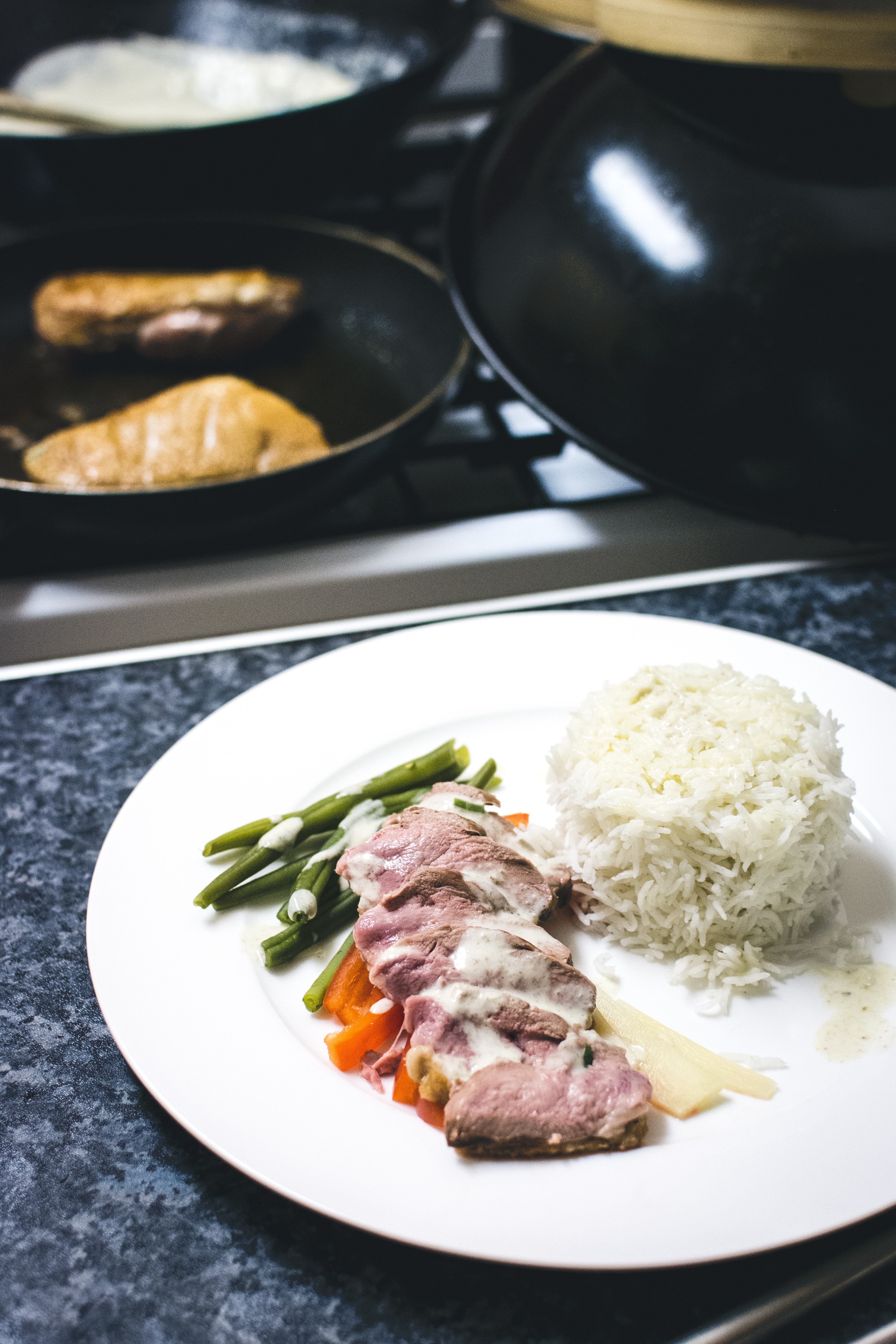 中等熟度的鸭胸肉配蔬菜和米饭
