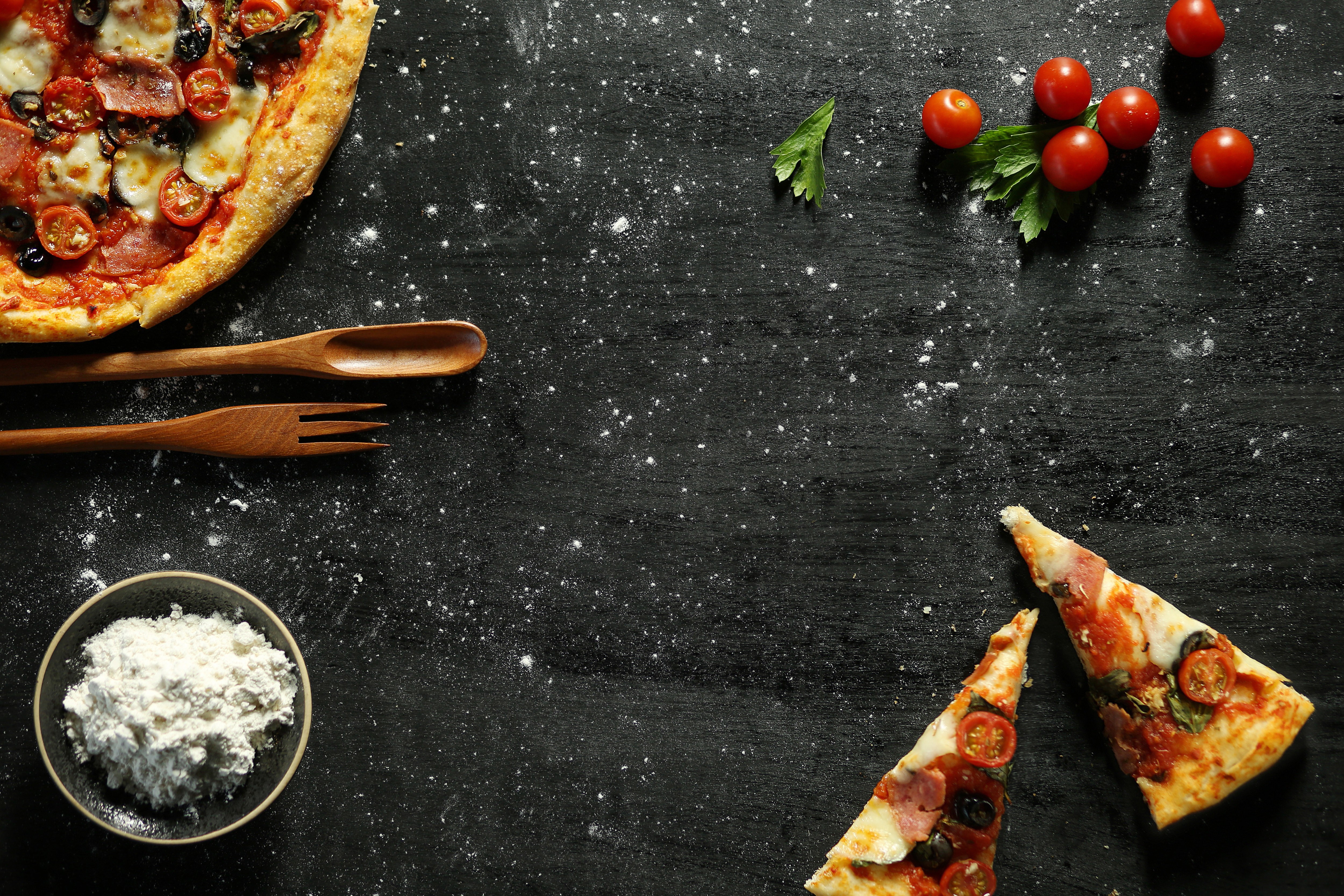 Preparando pizza em uma mesa preta