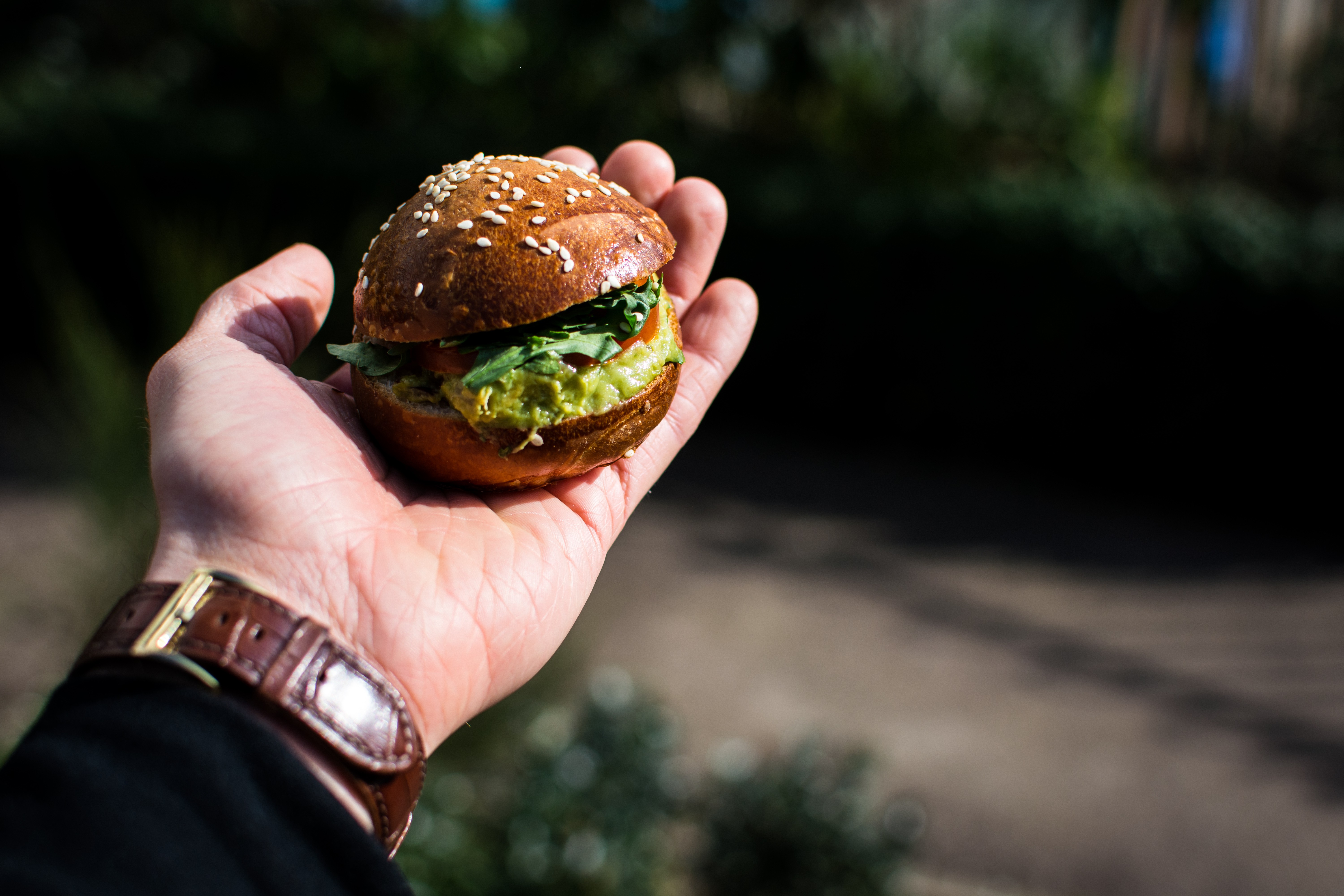 Mini hambúrguer com guacamole ao ar livre
