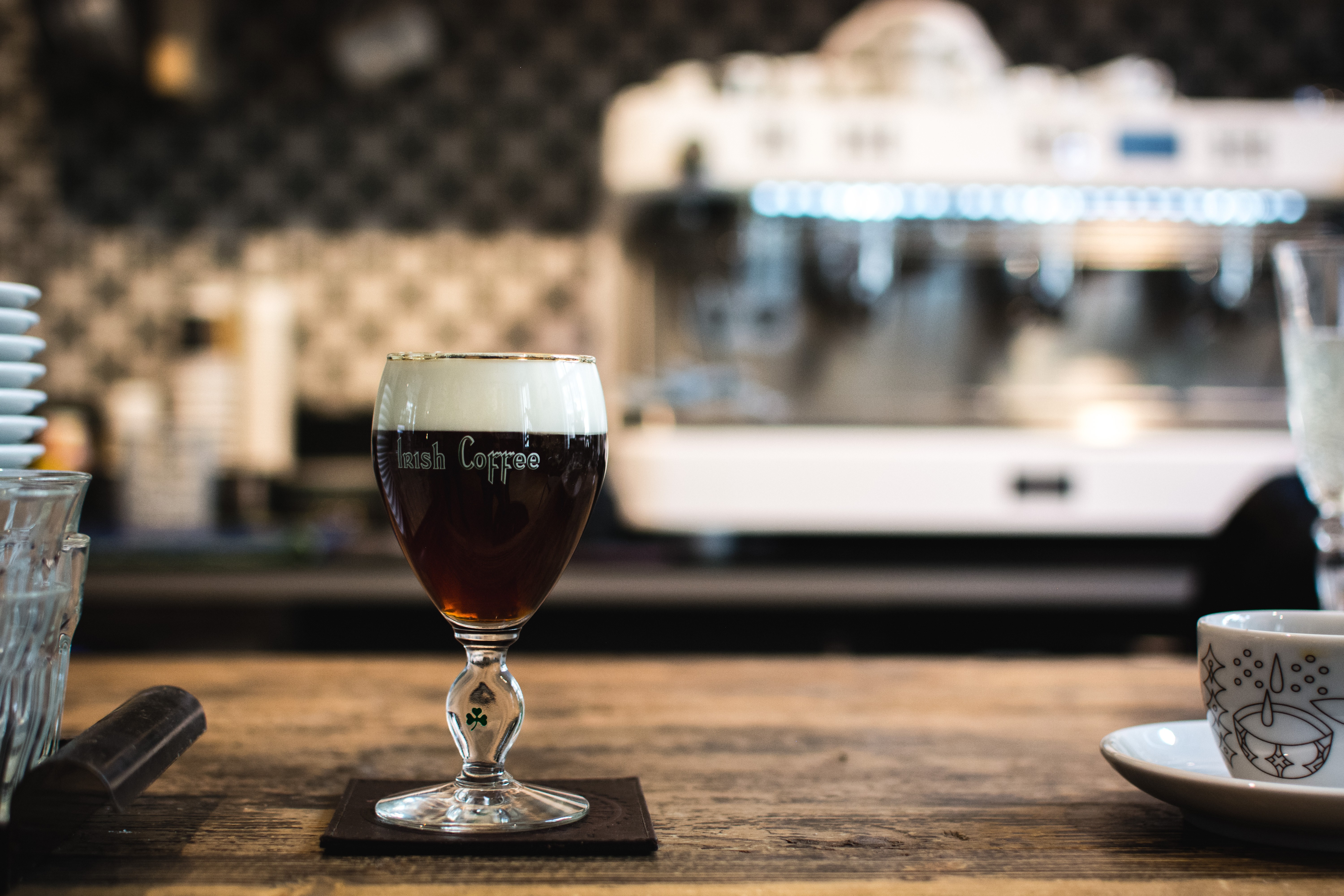 Café irlandês com álcool em uma cafeteria