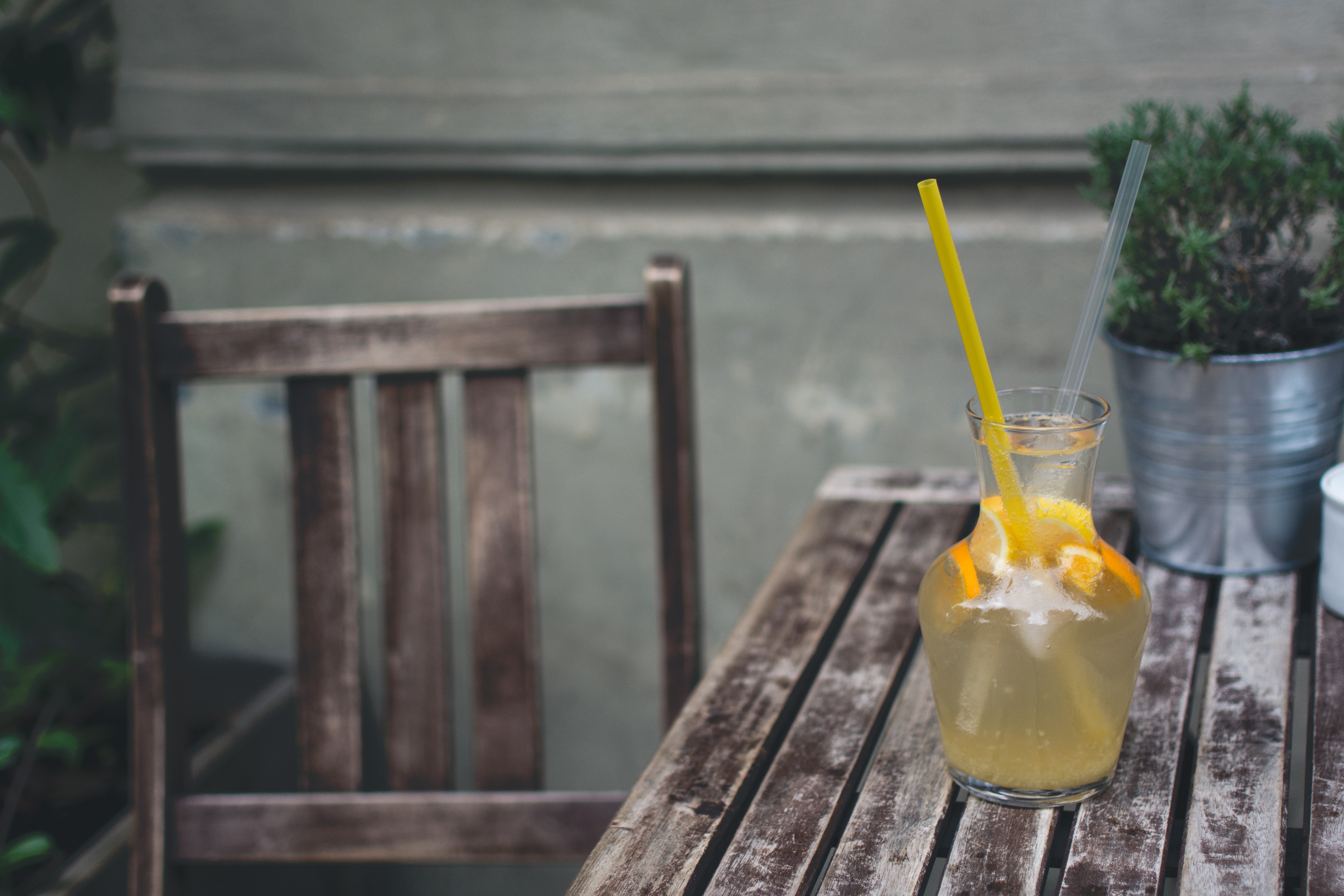 Limonada de laranja em uma mesa de madeira ao ar livre
