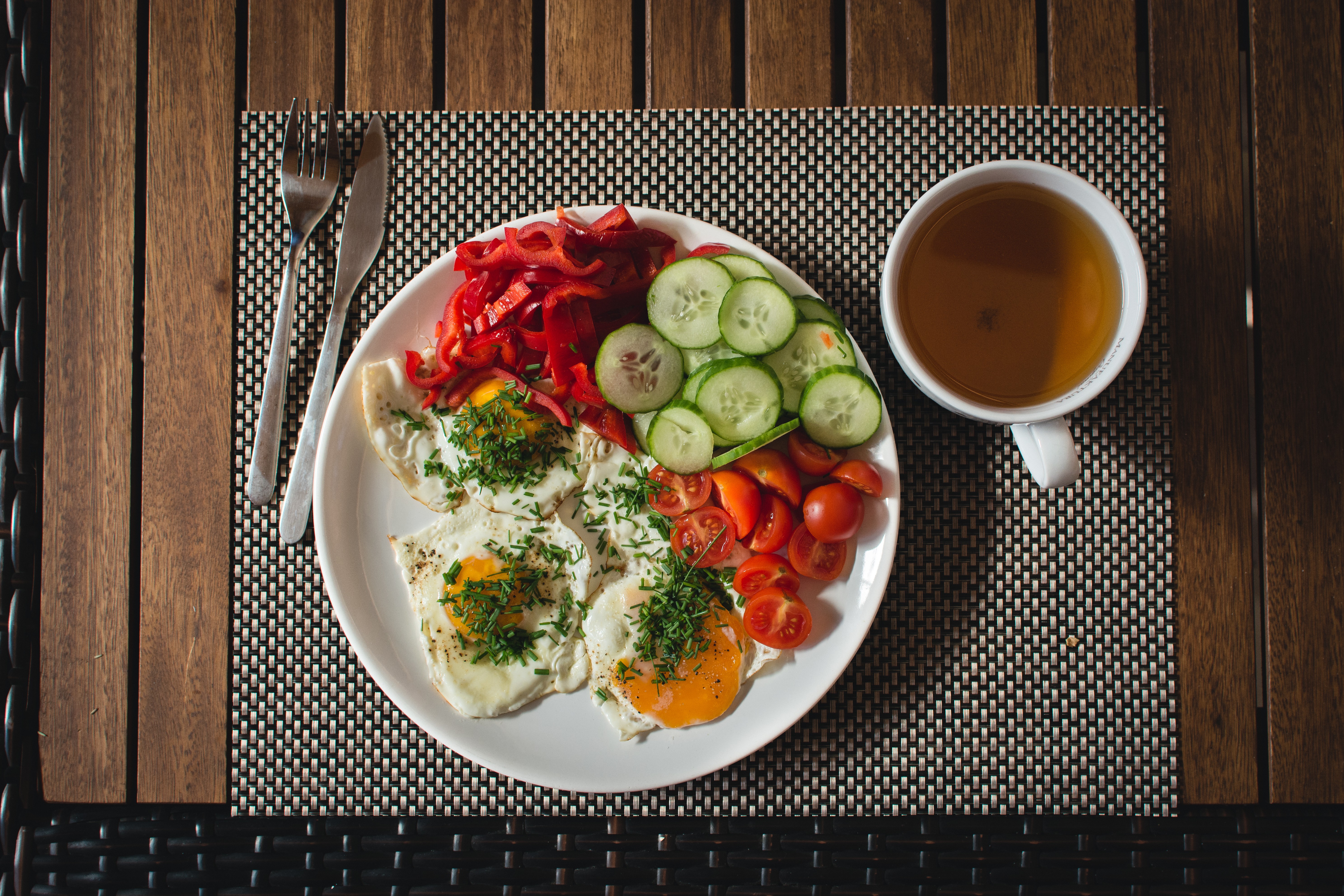 Ovos paleo no café da manhã com vegetais ao ar livre