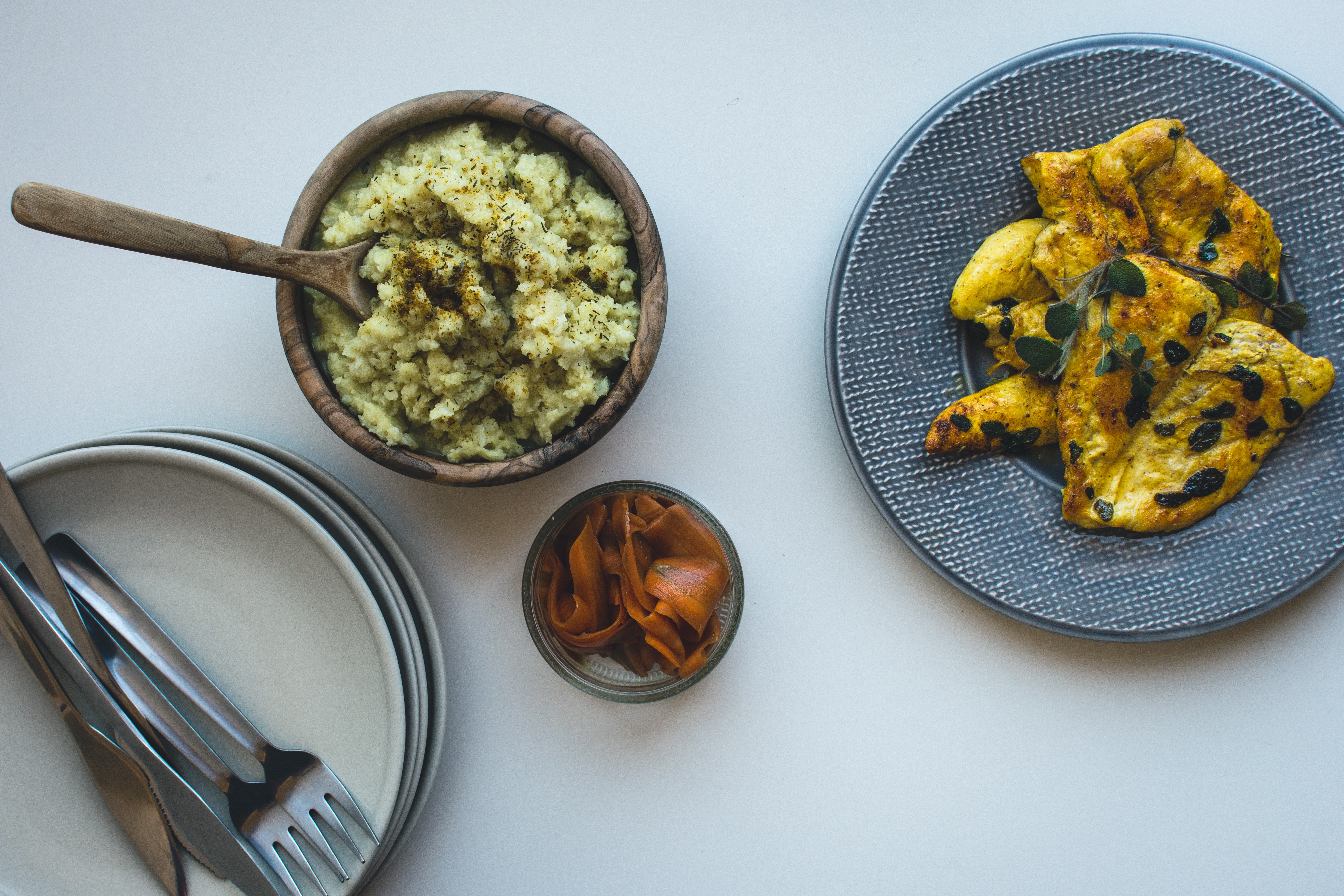 Peito de frango paleo com purê de couve-flor