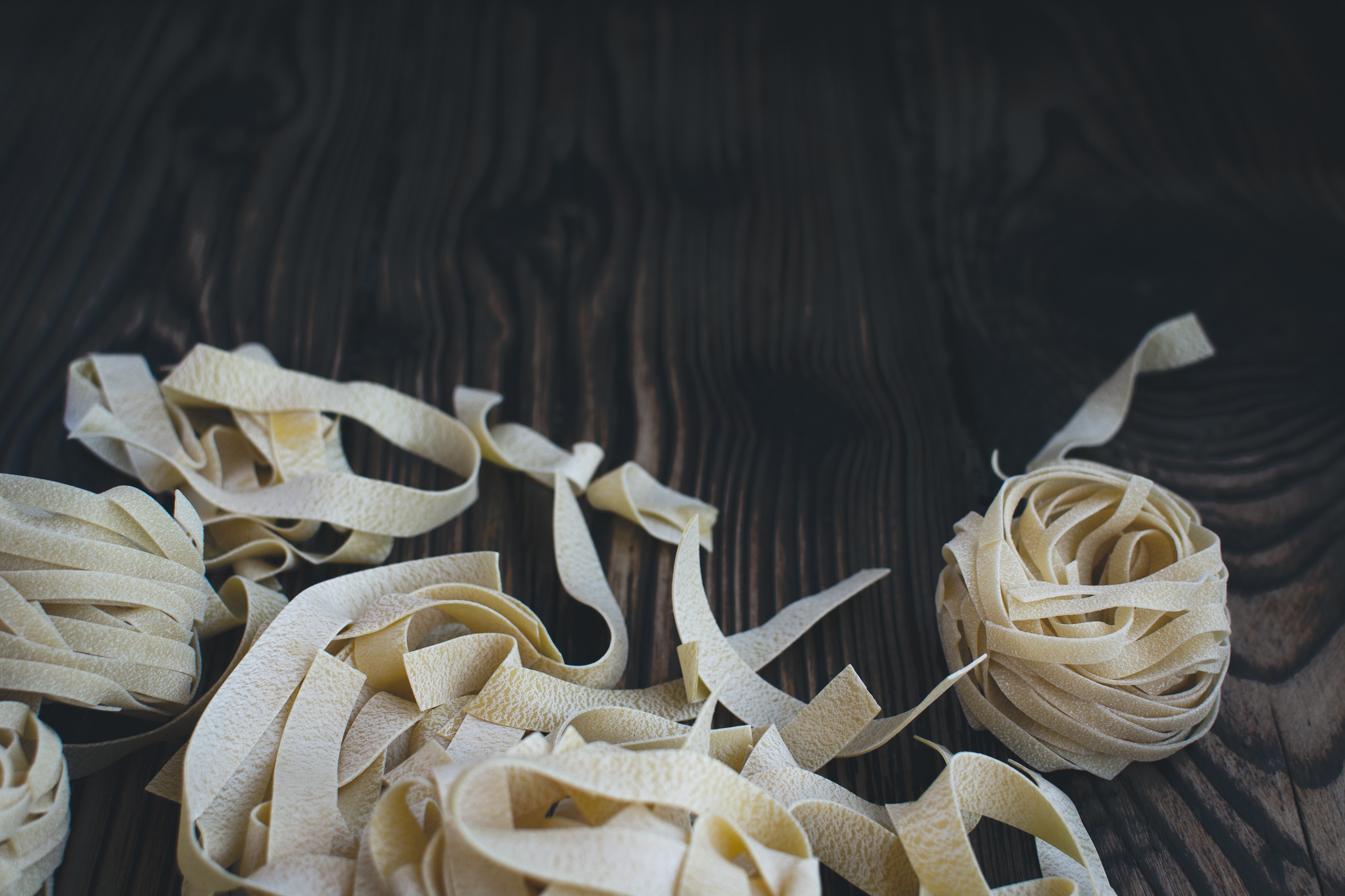 Tagliatelle sobre um fundo de madeira