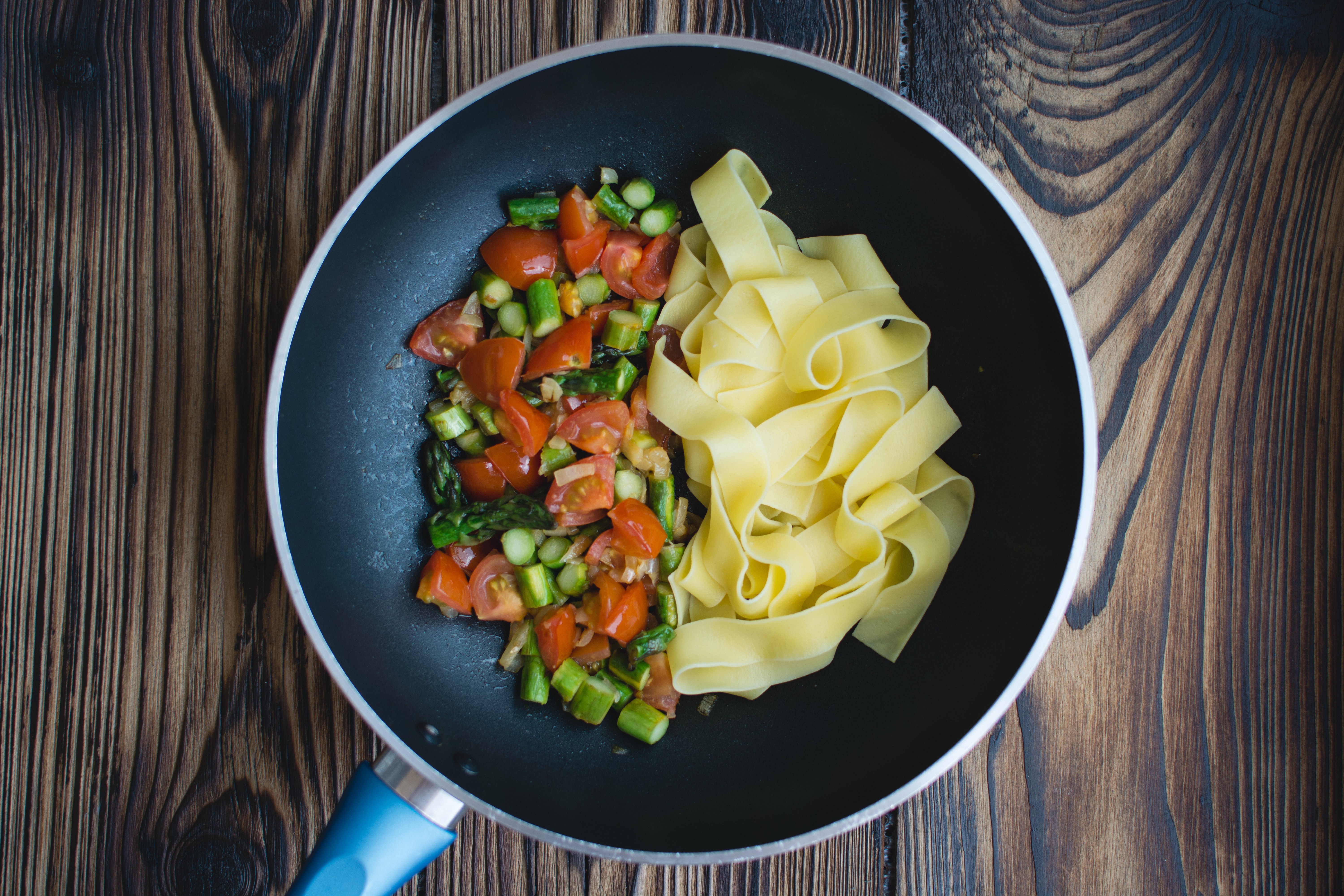 Pasta tagliatelle with asparagus and tomatoes