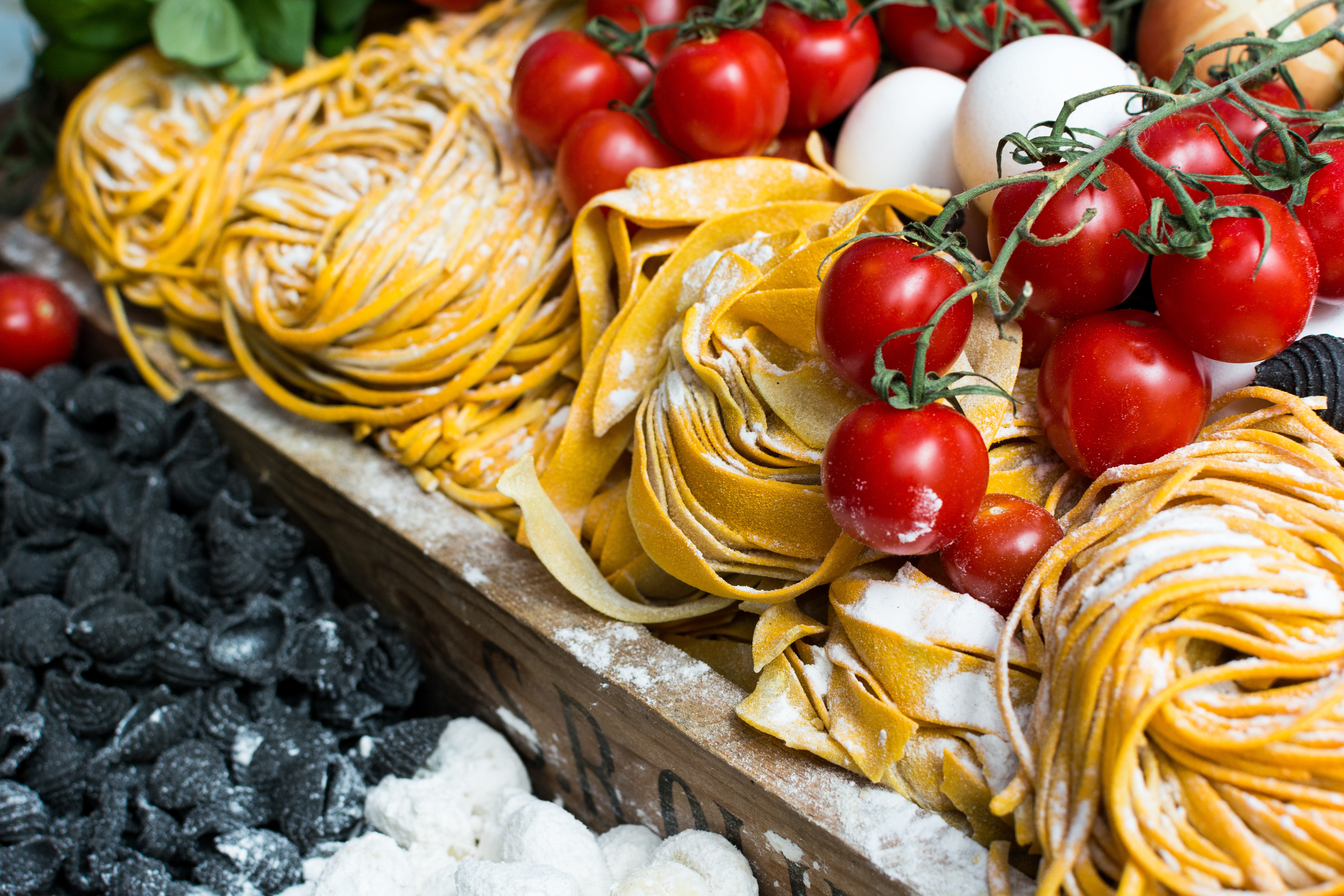 Massa, tomates e outros ingredientes italianos