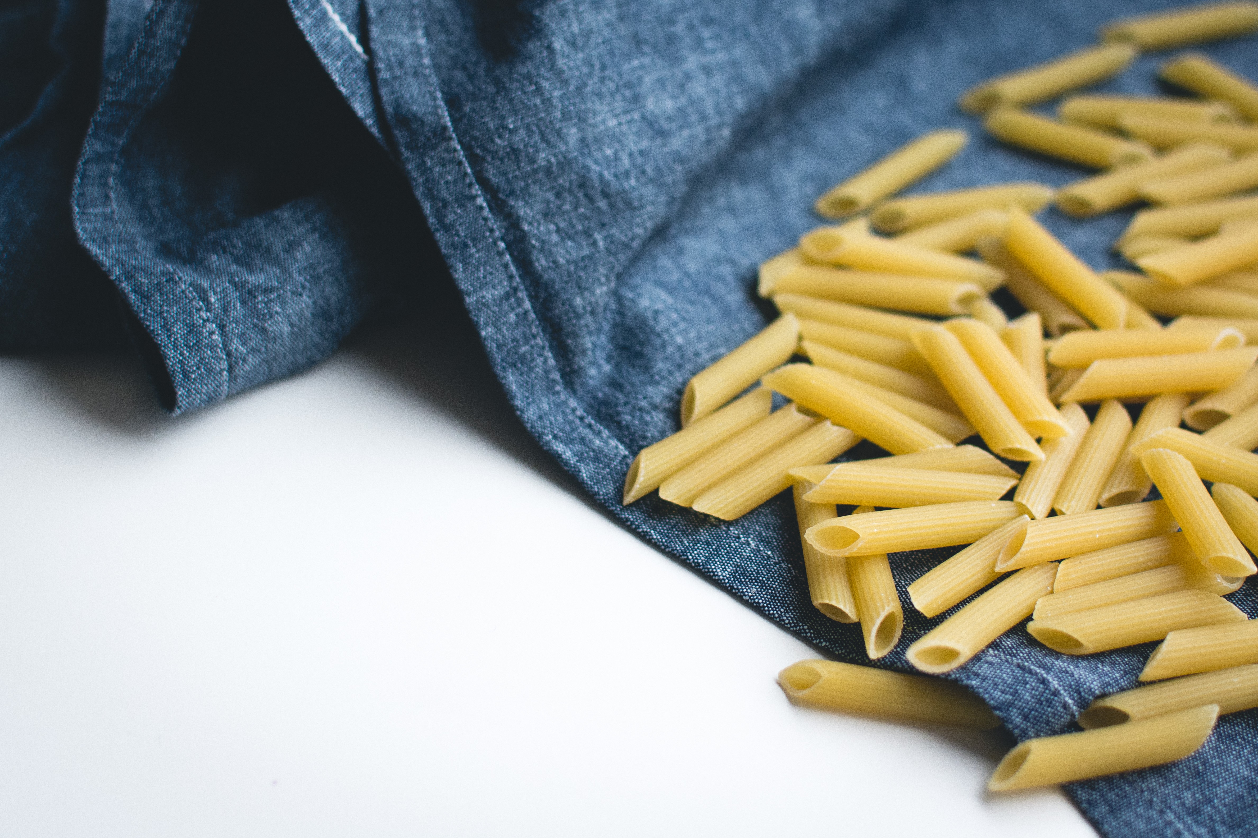 Penne sobre un lino azul