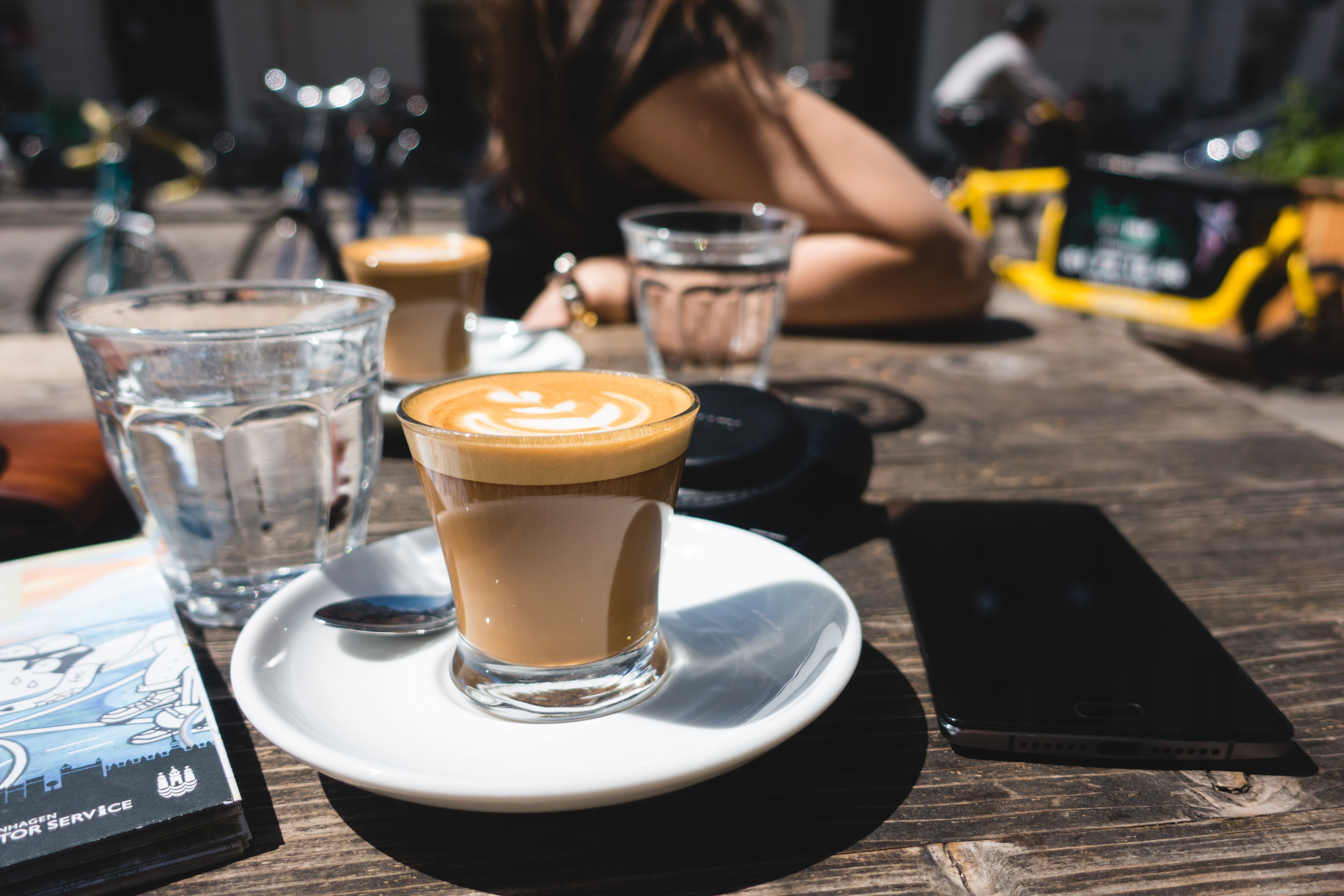 阳光明媚的下午，完美的扁平拿铁