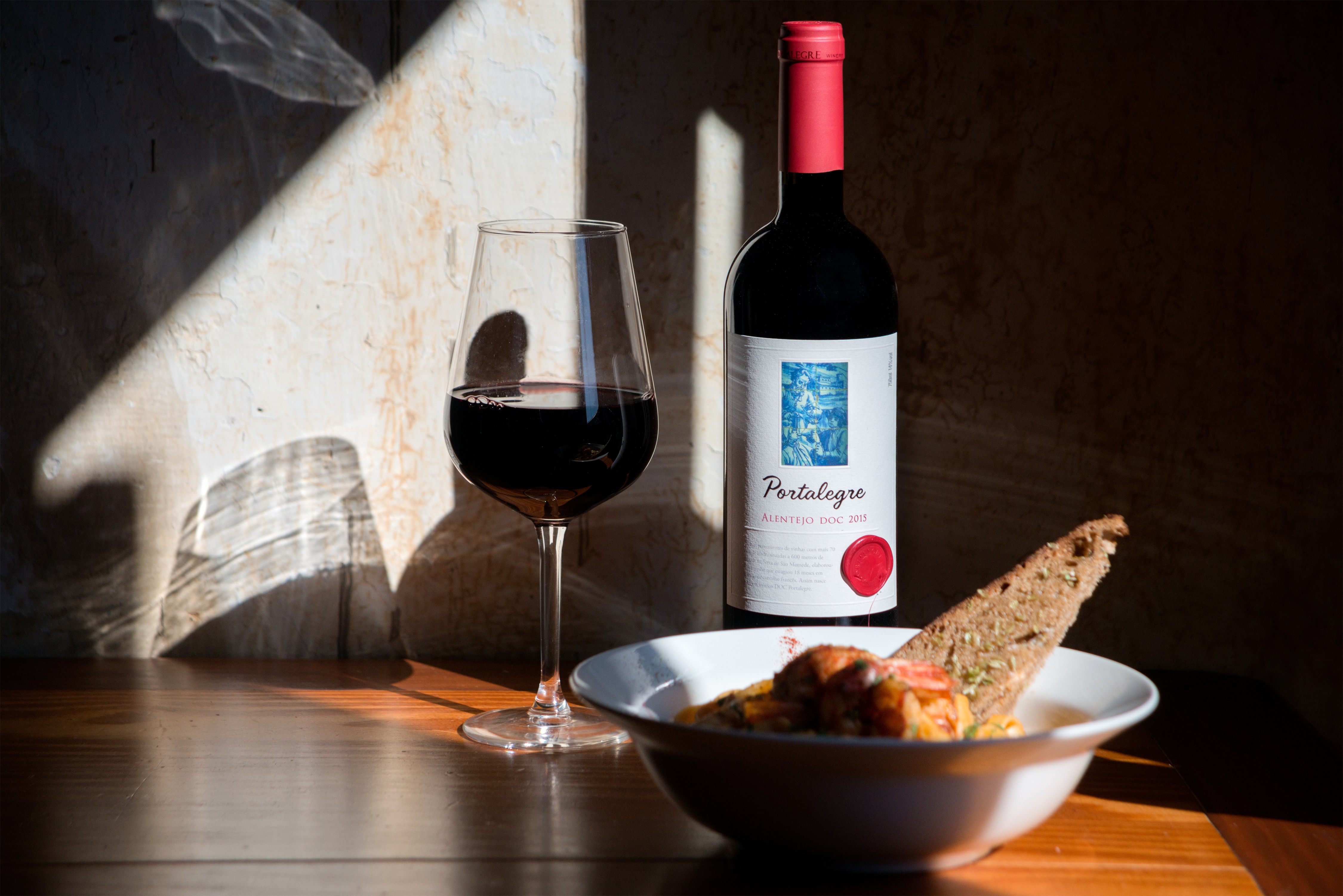 Copa de vino tinto con almuerzo ligero