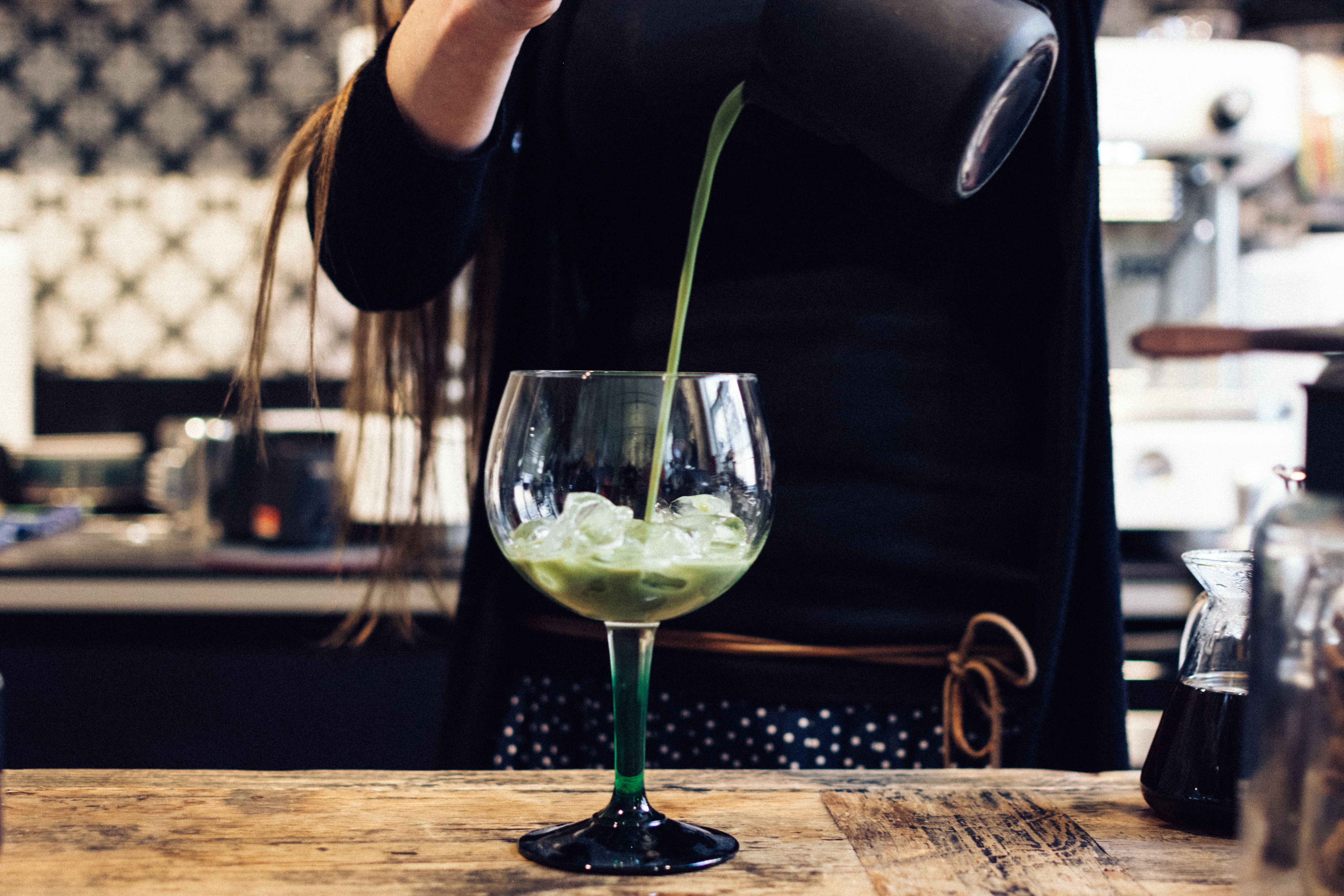 Preparando coquetel de Matcha