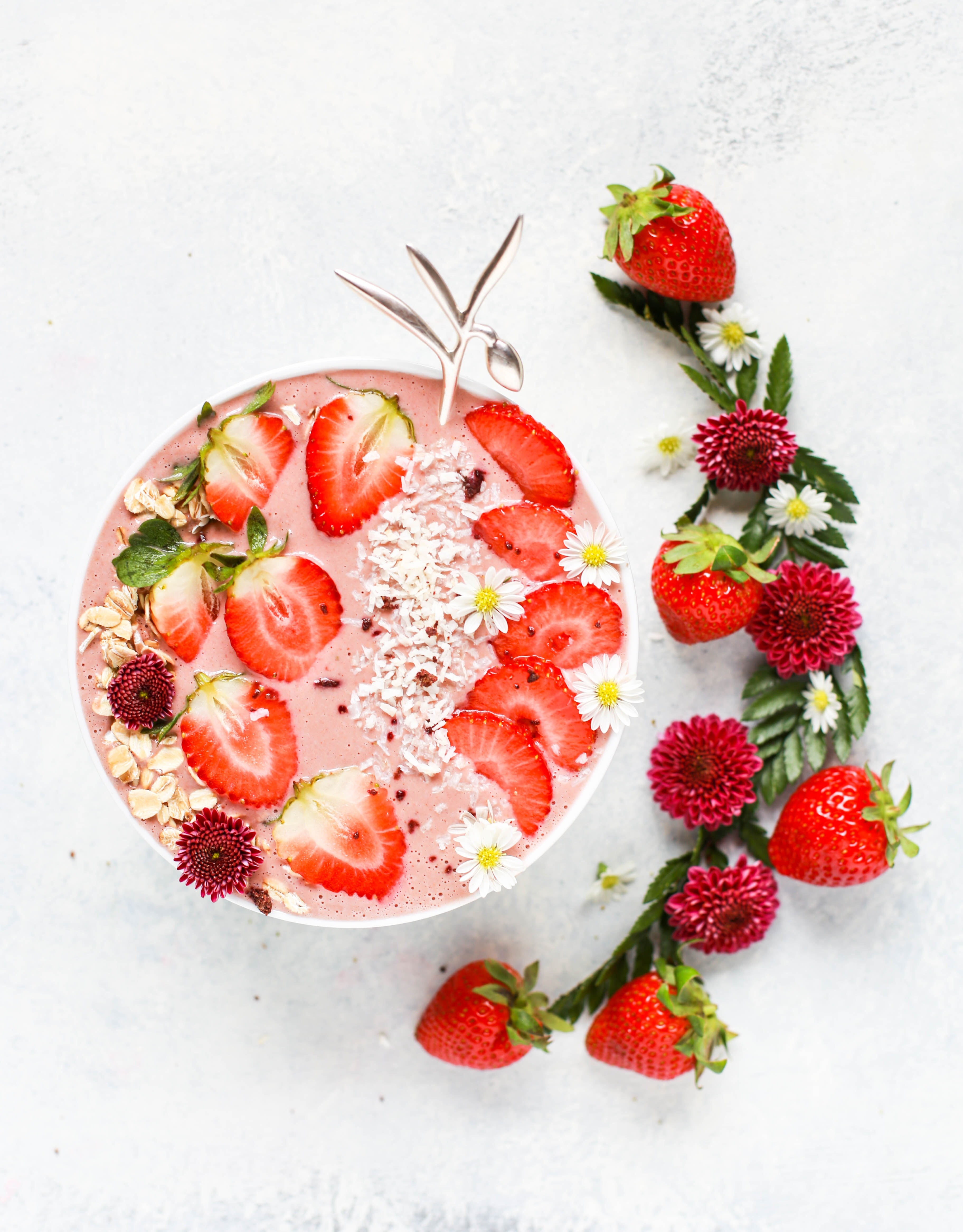 Bowl de smoothie de morango bonito