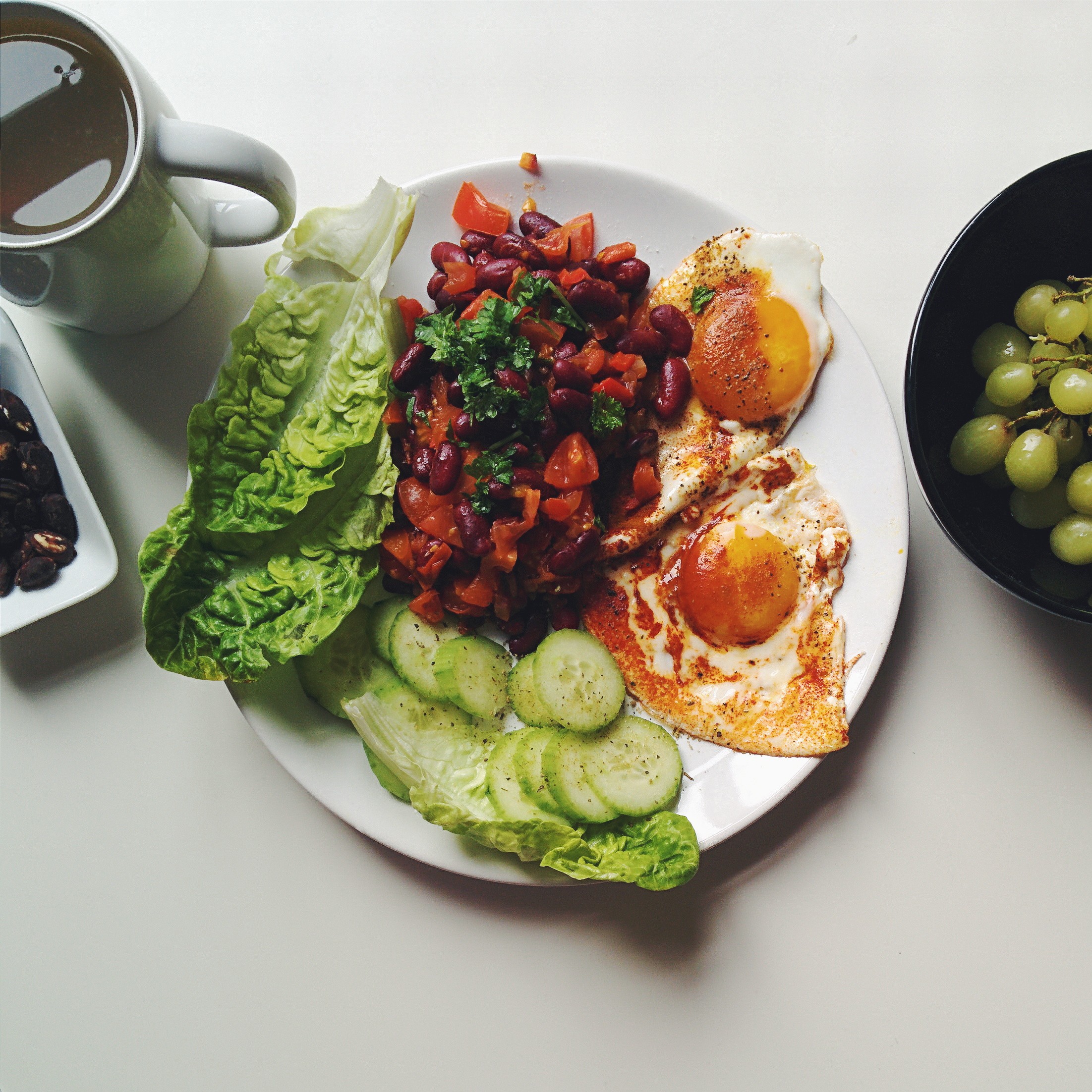 营养丰富的健康早餐：鸡蛋、豆类和蔬菜