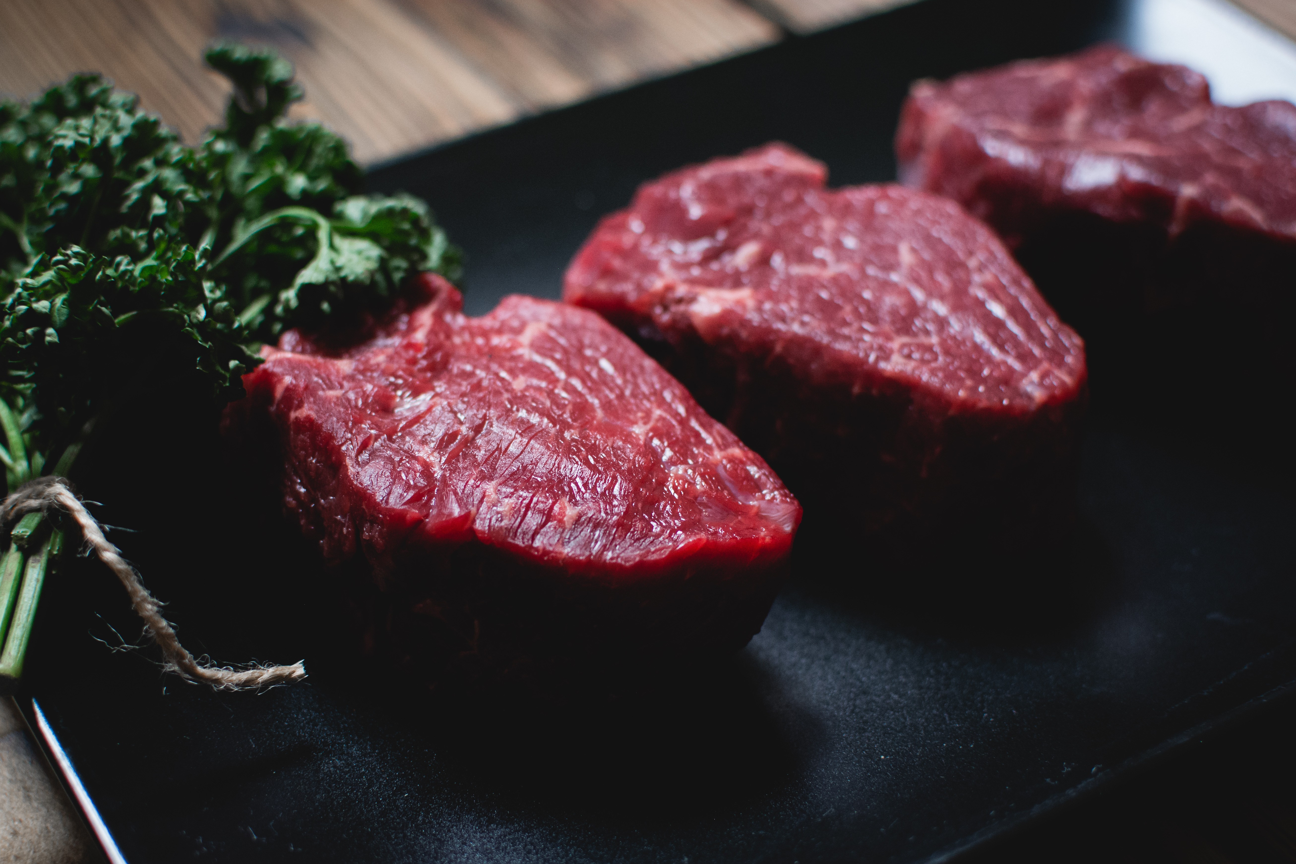 Bifes de carne crua