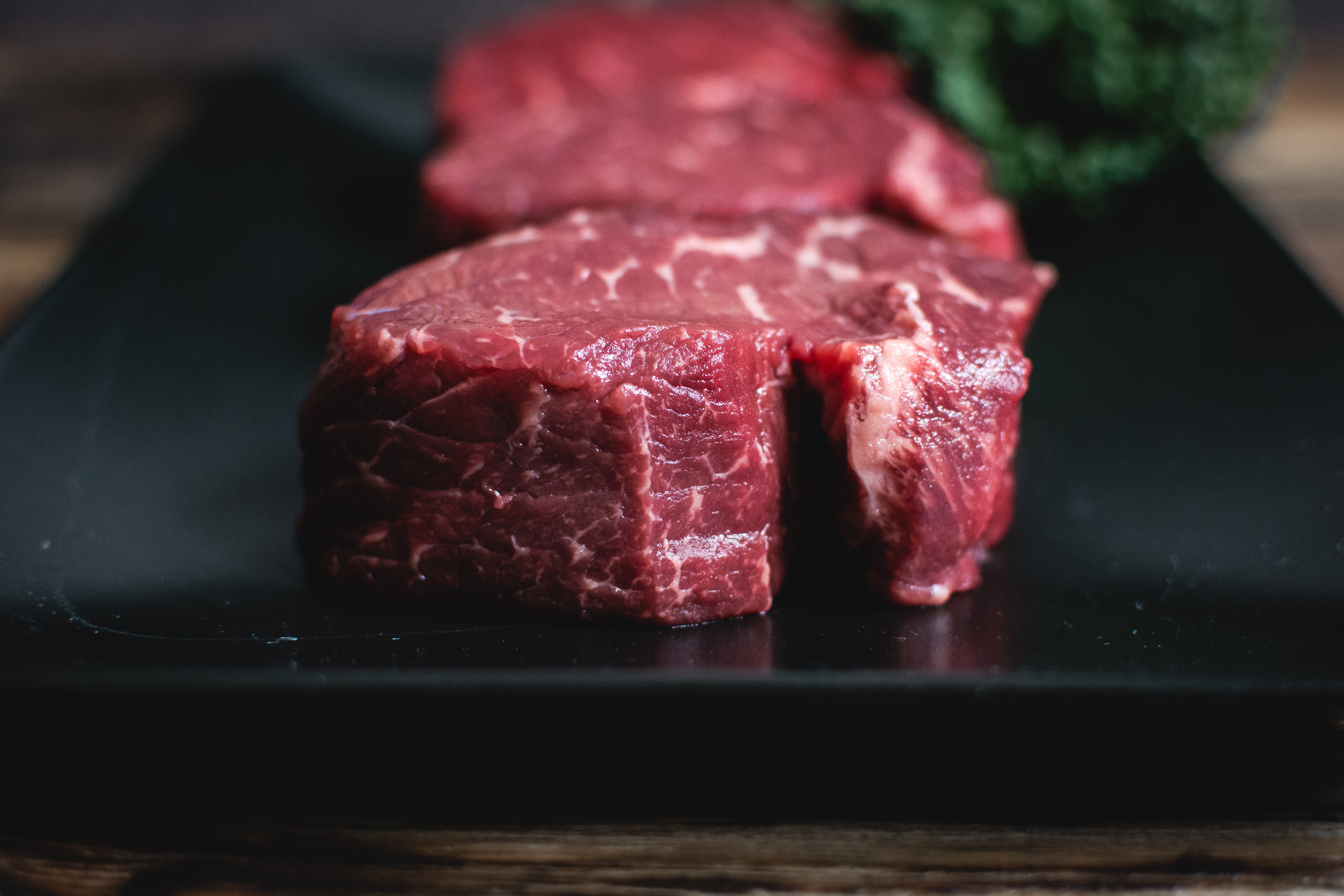 Bifes de carne crua