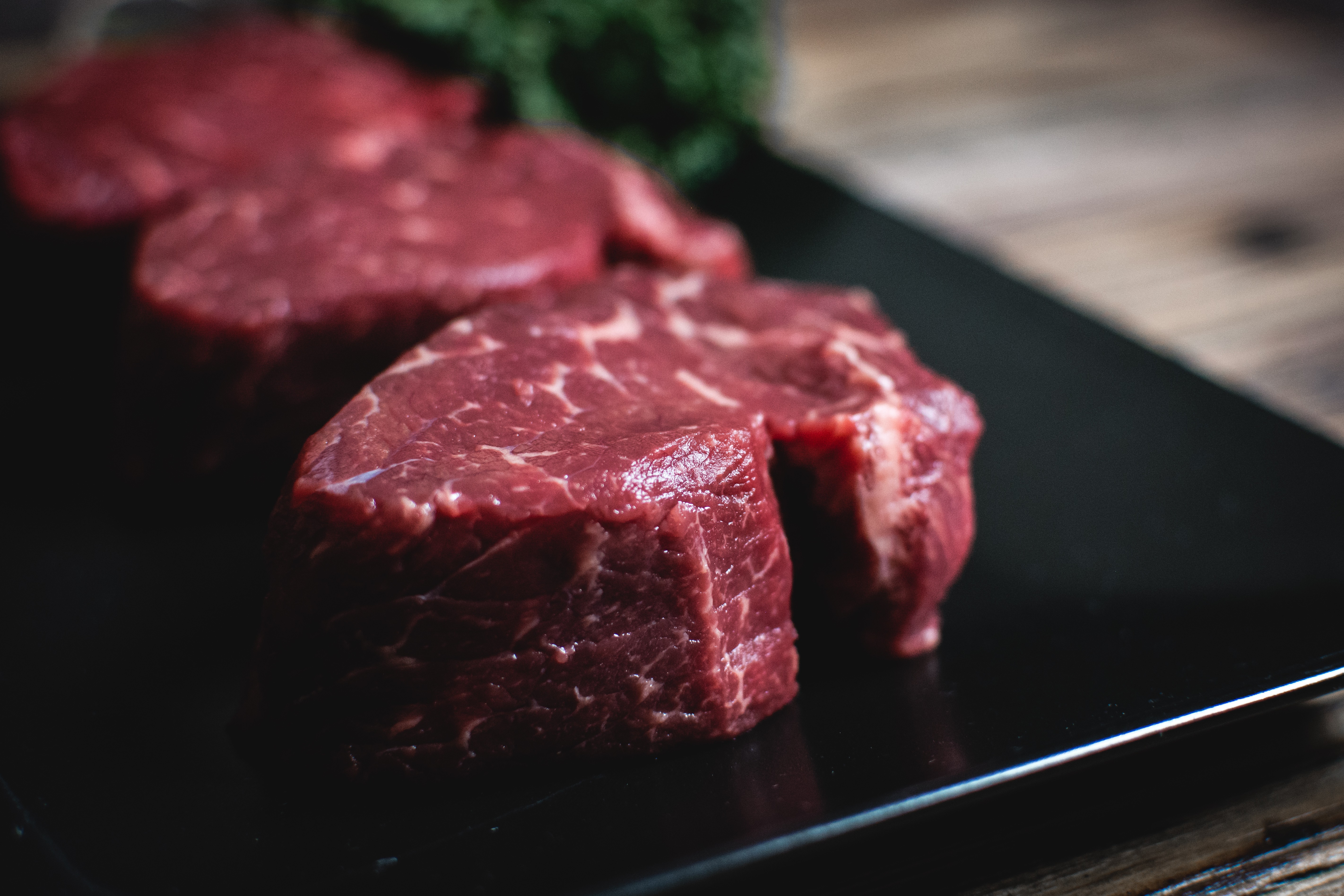 Bifes de carne crua