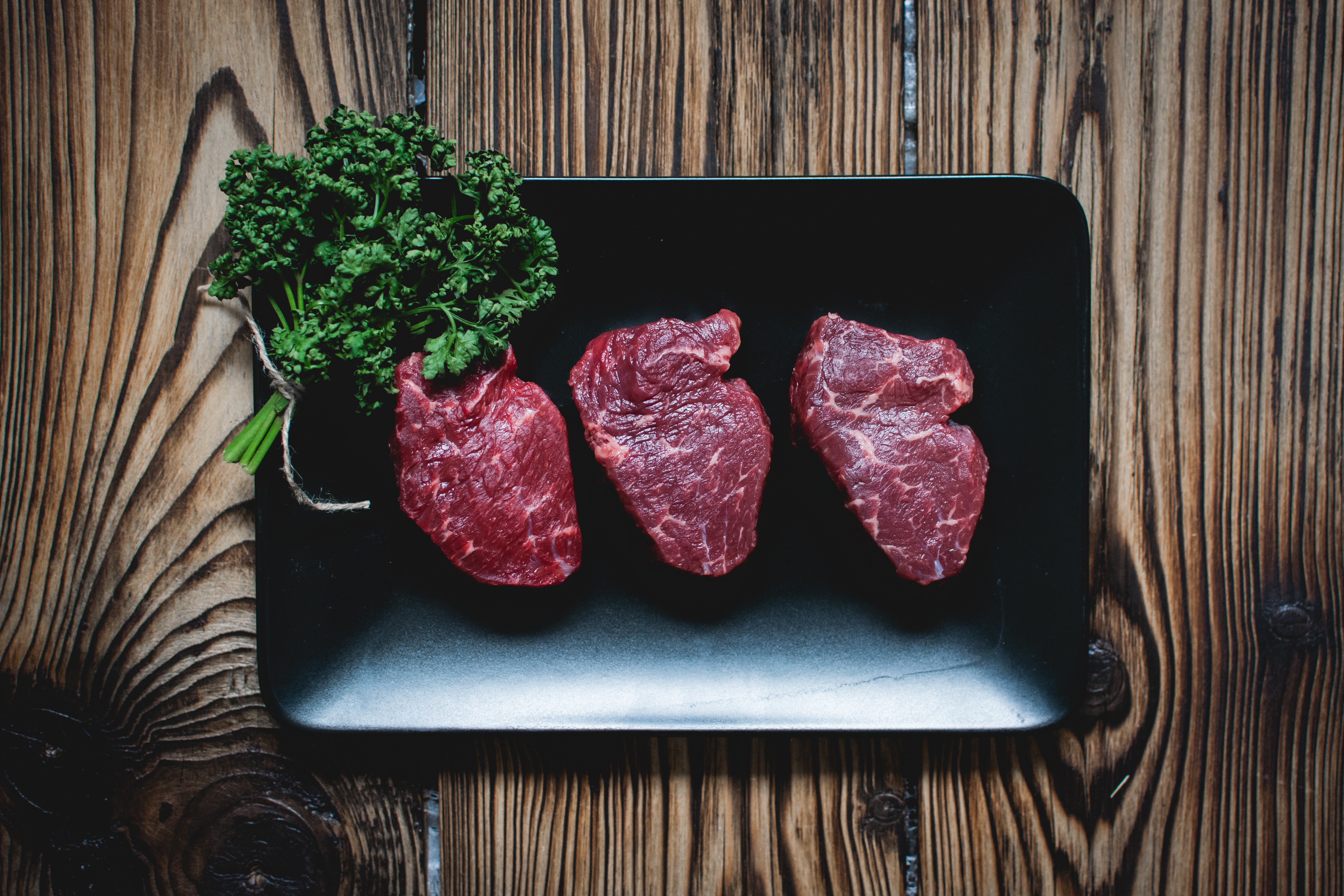 Bifes de carne crua
