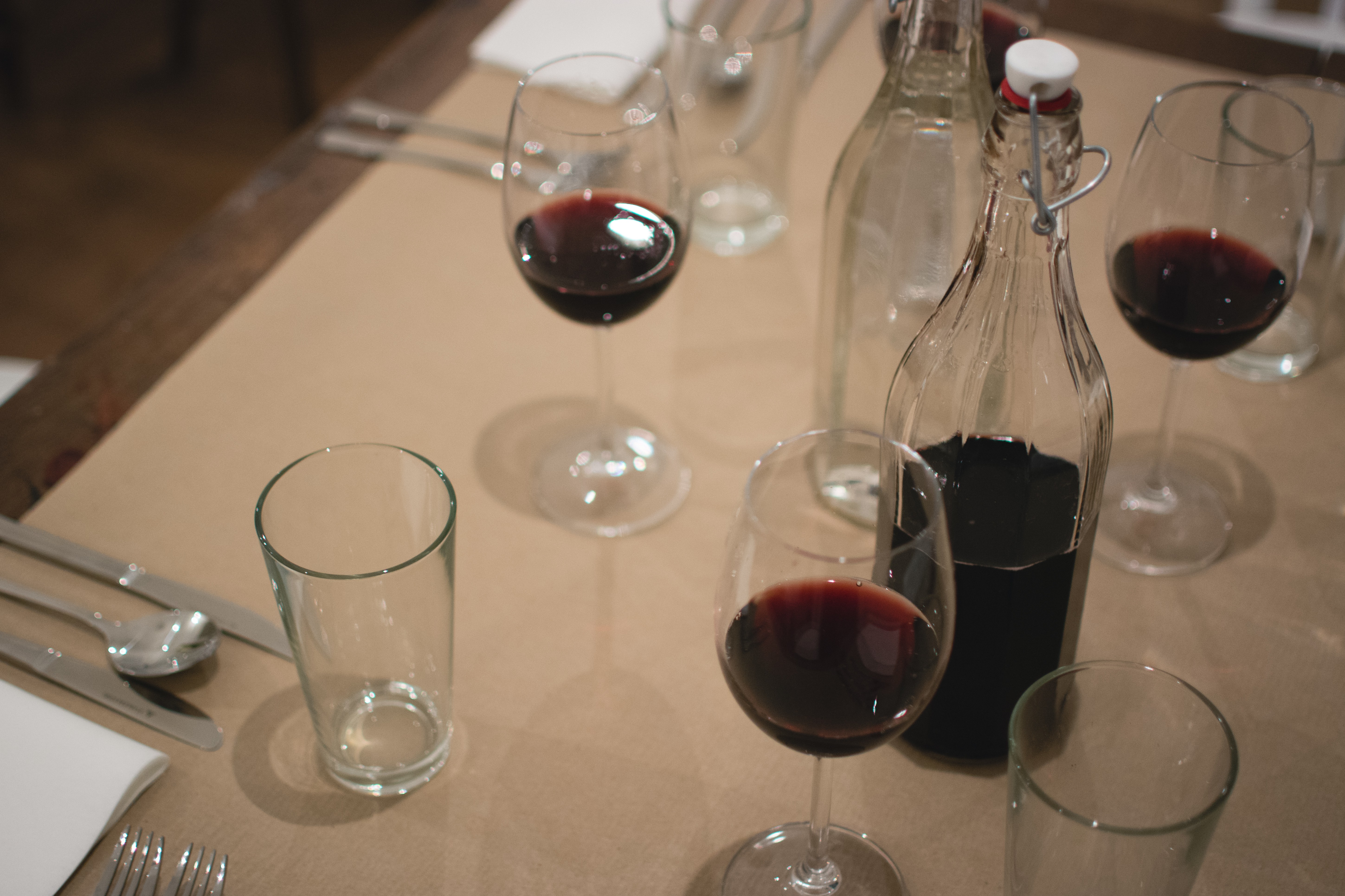 Vinho tinto em uma mesa