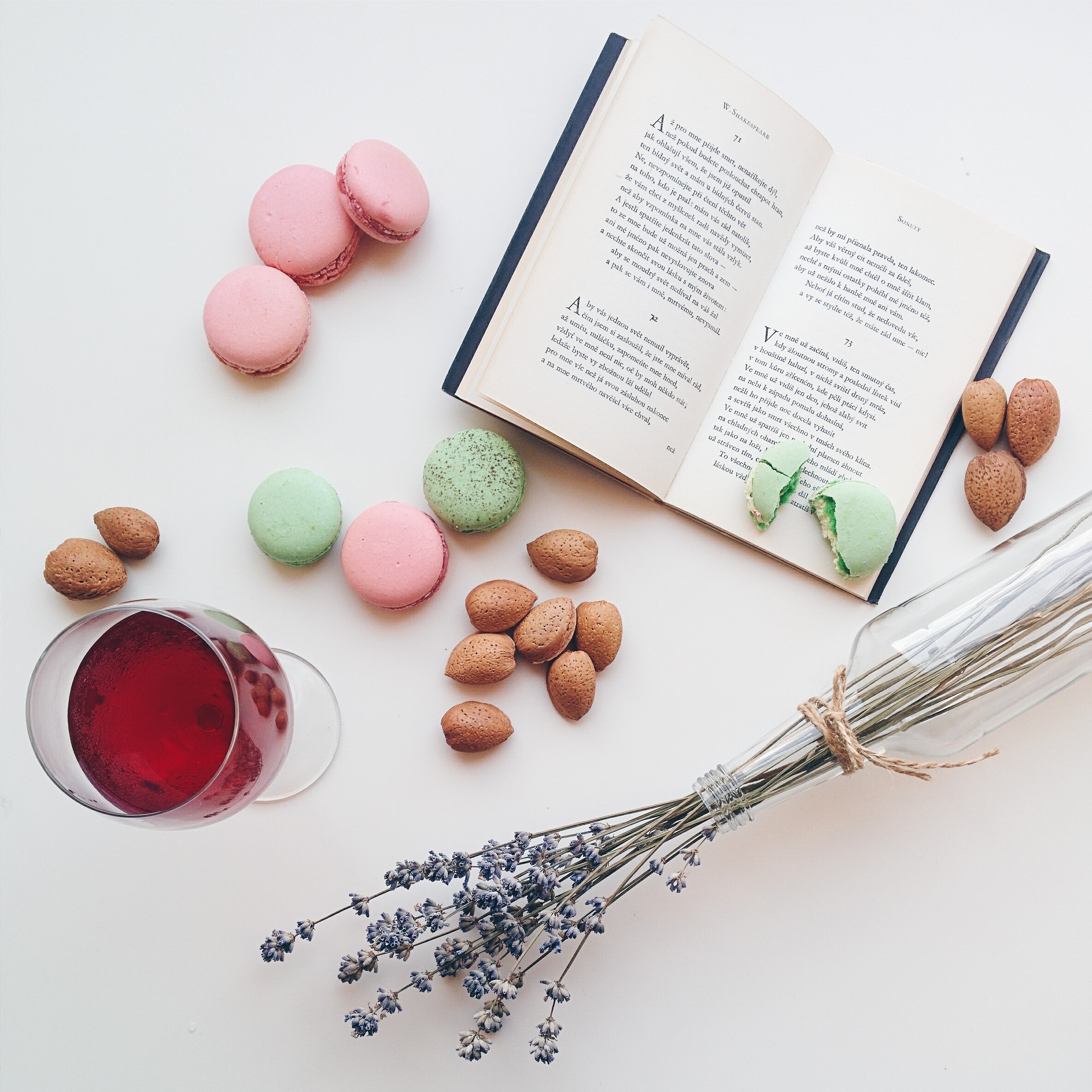 Расслабьтесь с макаронами, напитком и книгой
