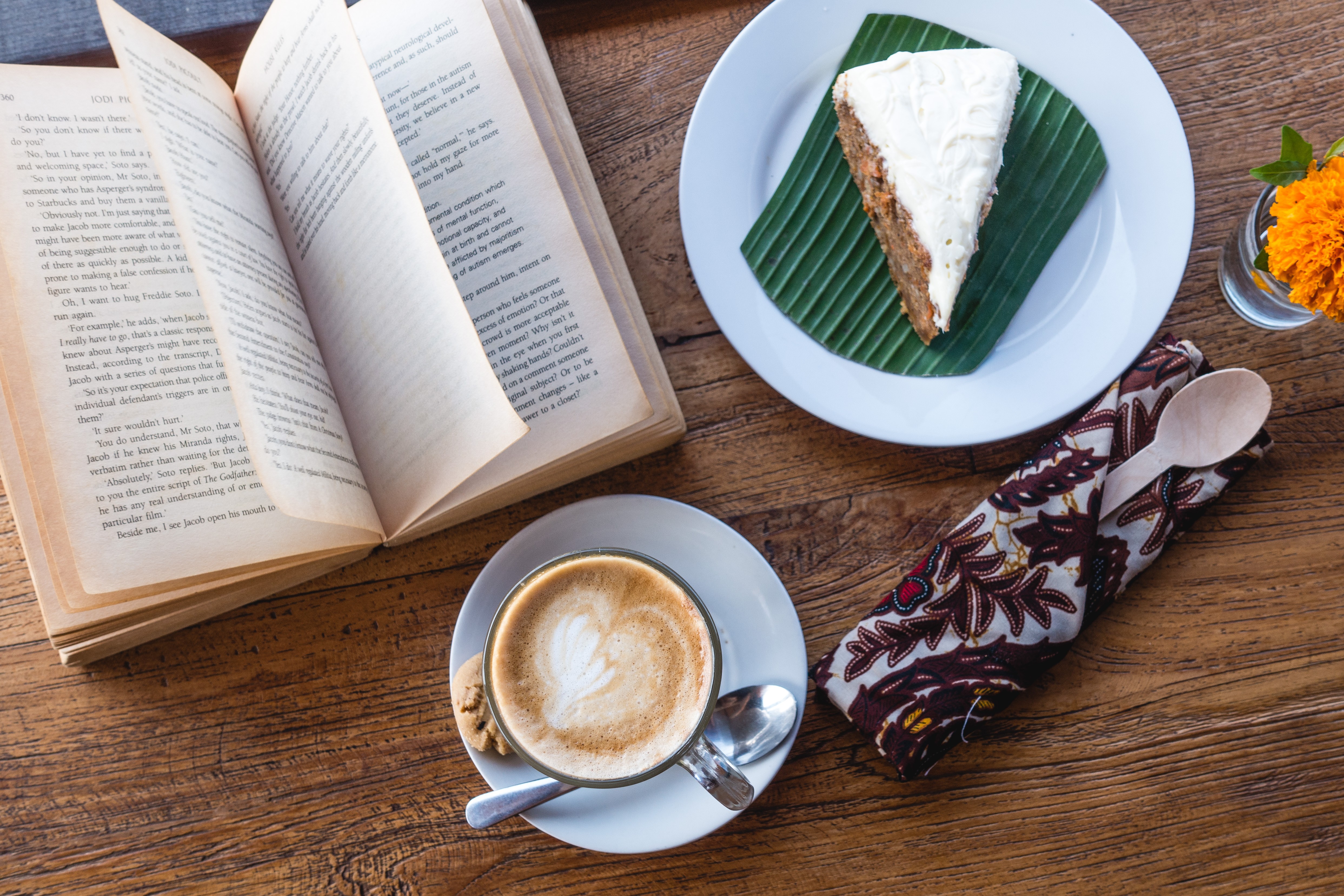 Relajándose con café, pastel y libro