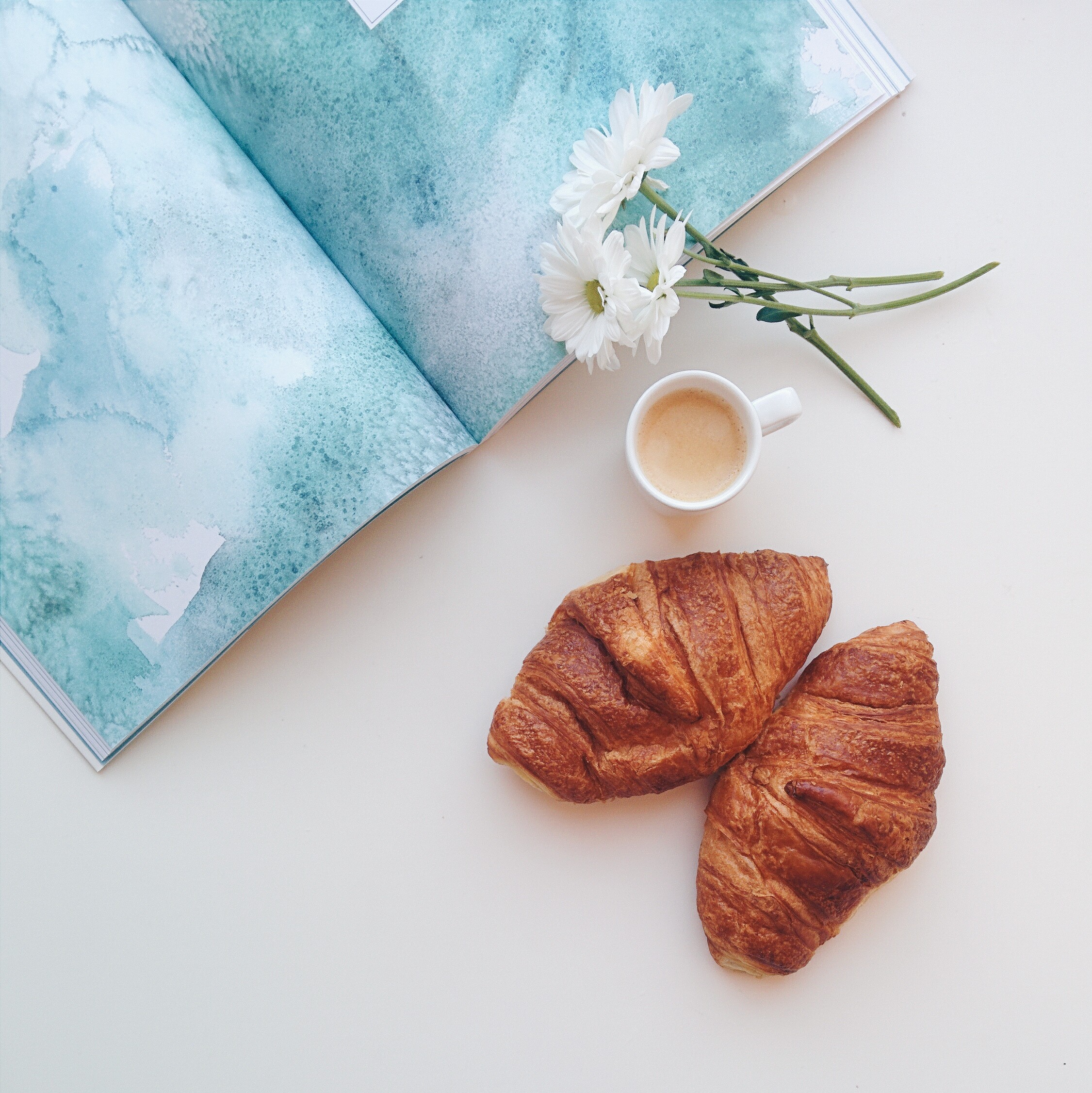 Relaxando com croissants e café espresso em casa
