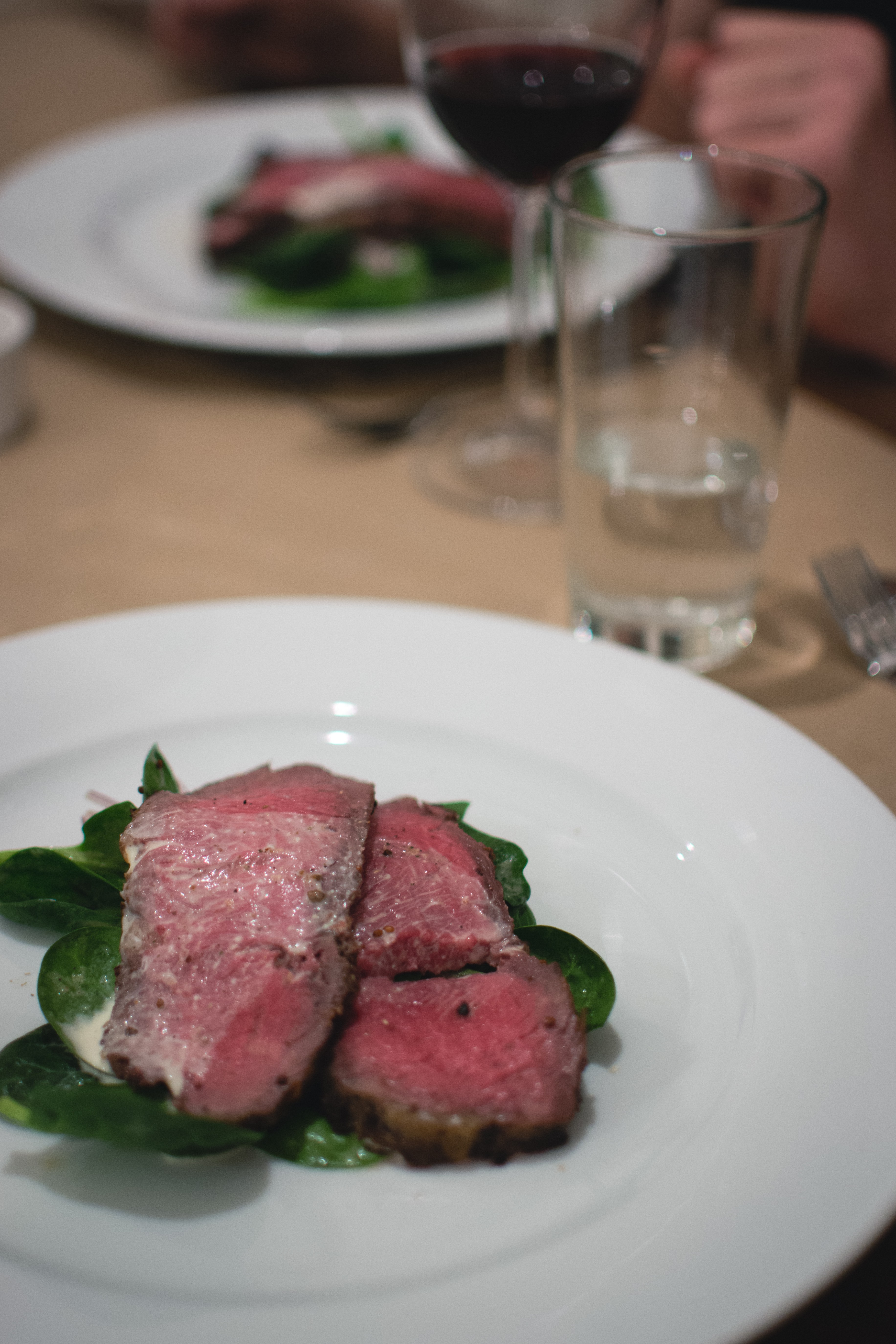 Roastbeef with leafs of fresh spinach