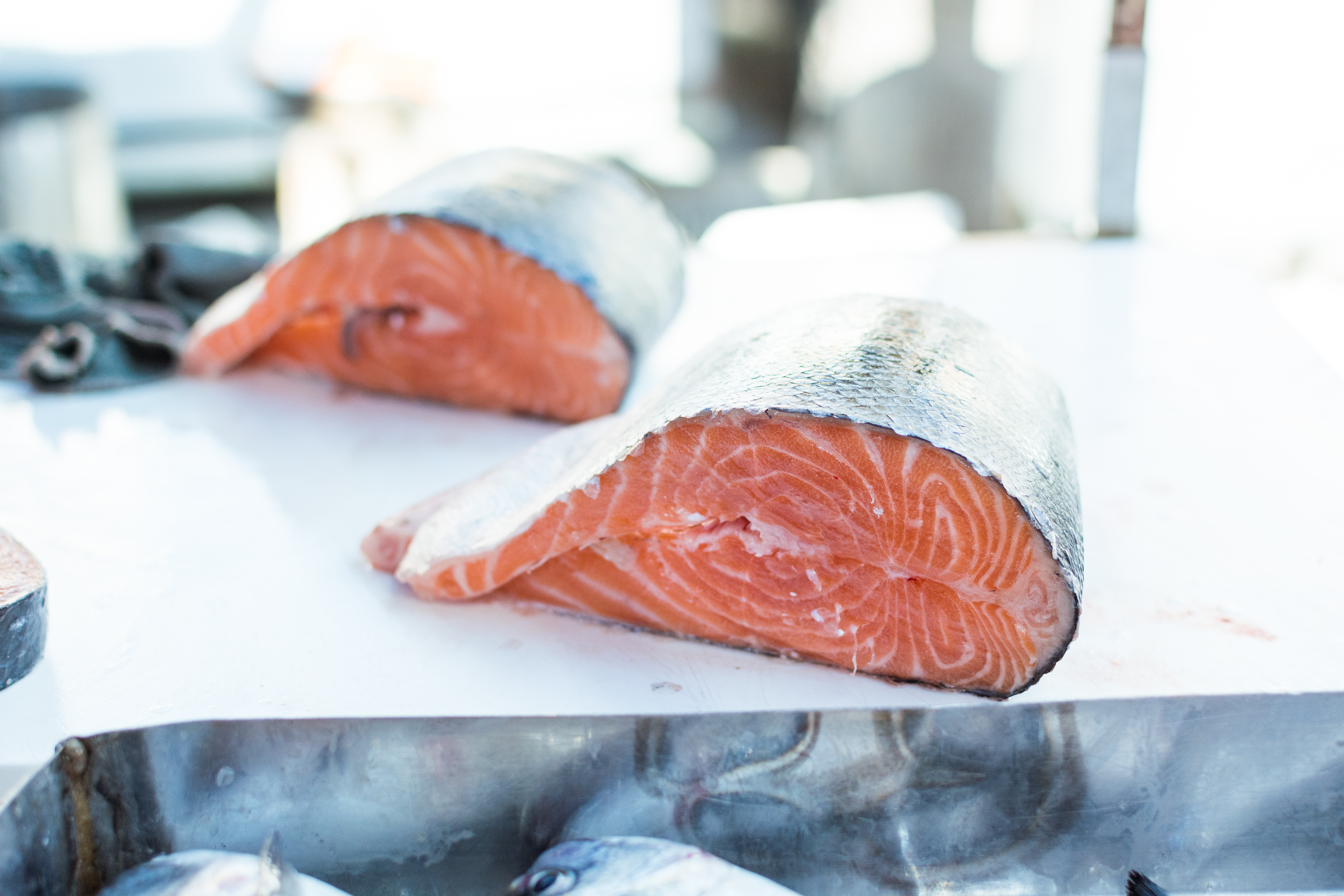 Salmão fresco em um mercado
