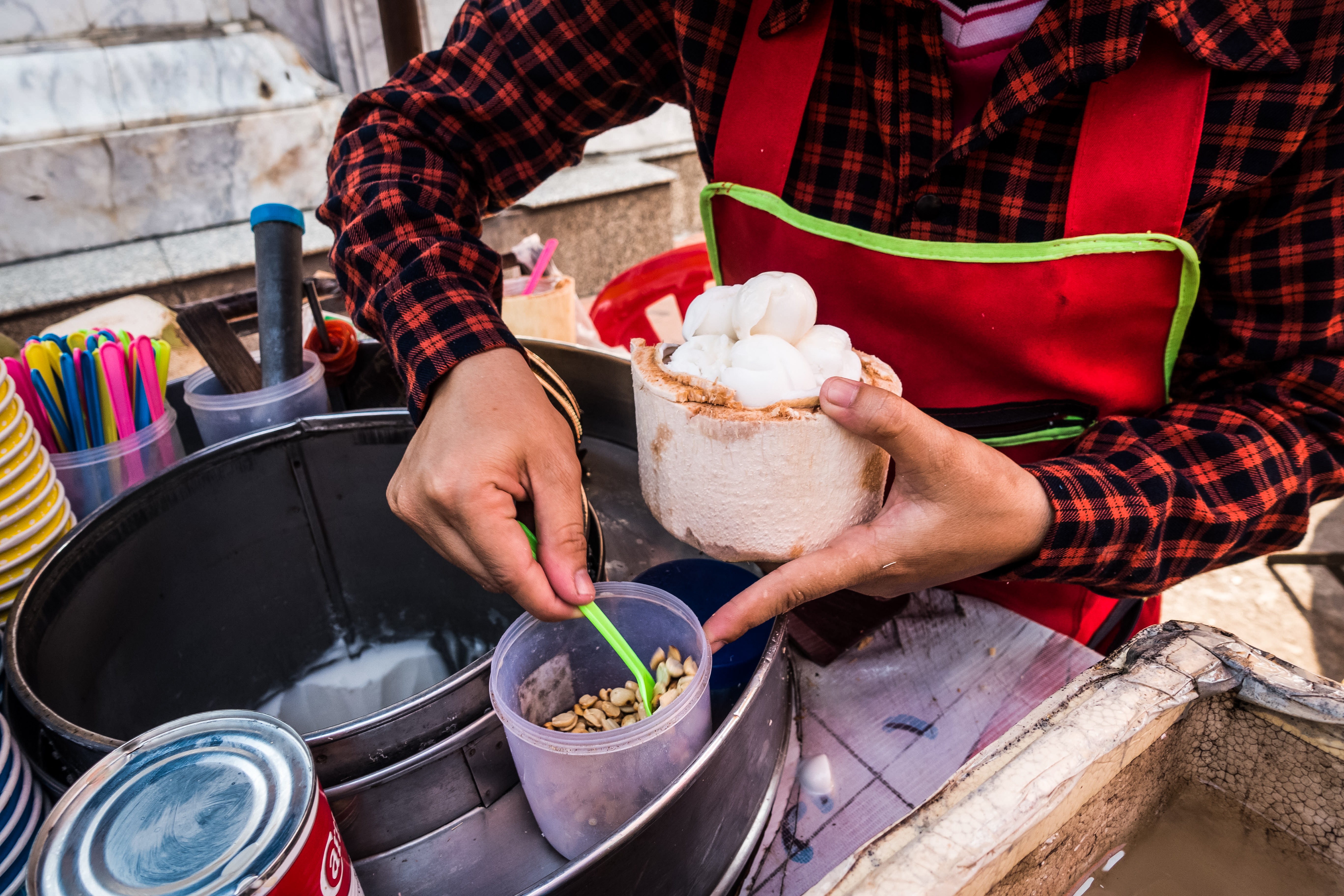 Servindo sorvete de coco fresco em coco verde